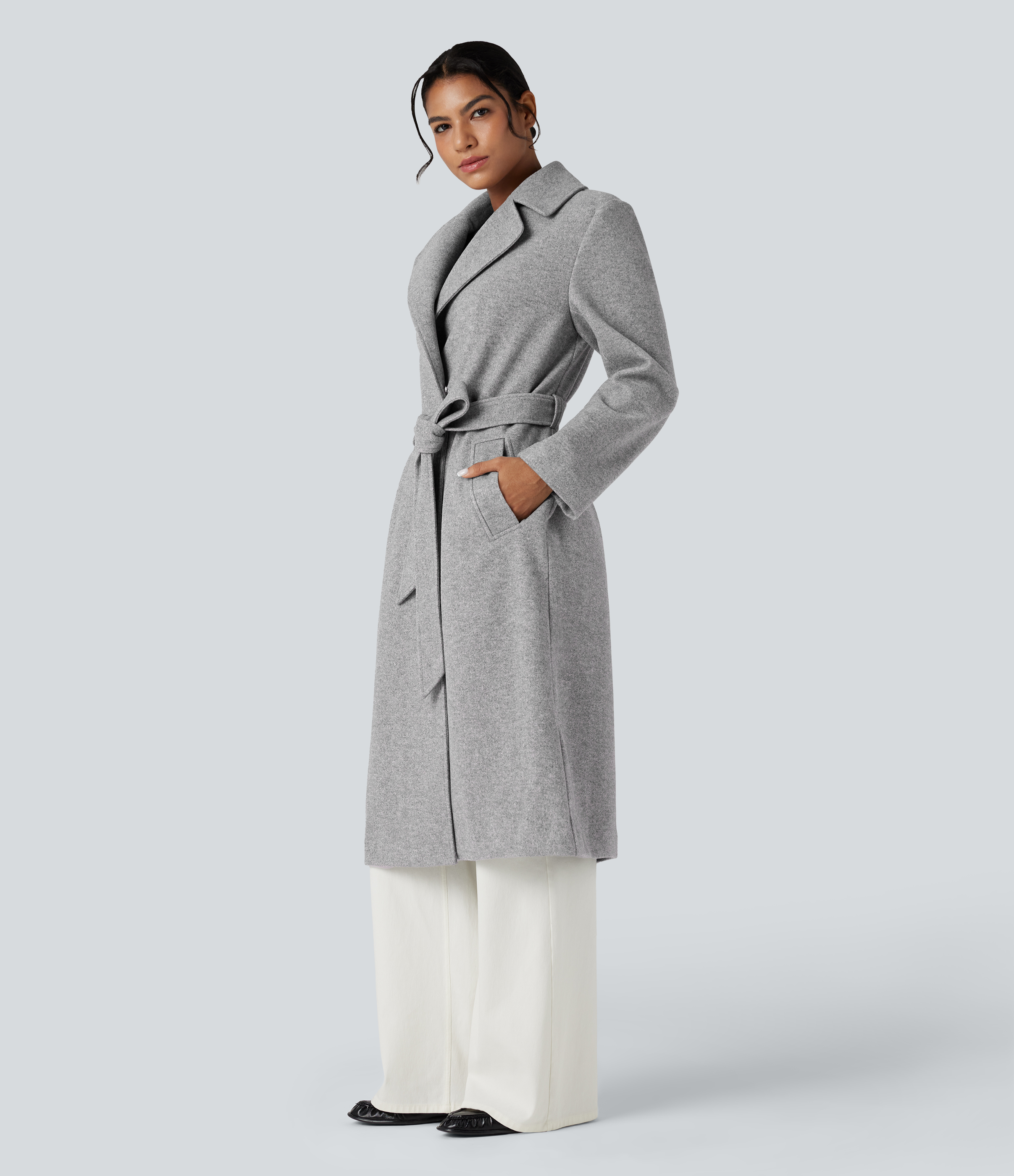 Manteau long décontracté en polaire, à manches longues, ceinturé et doté de poches.