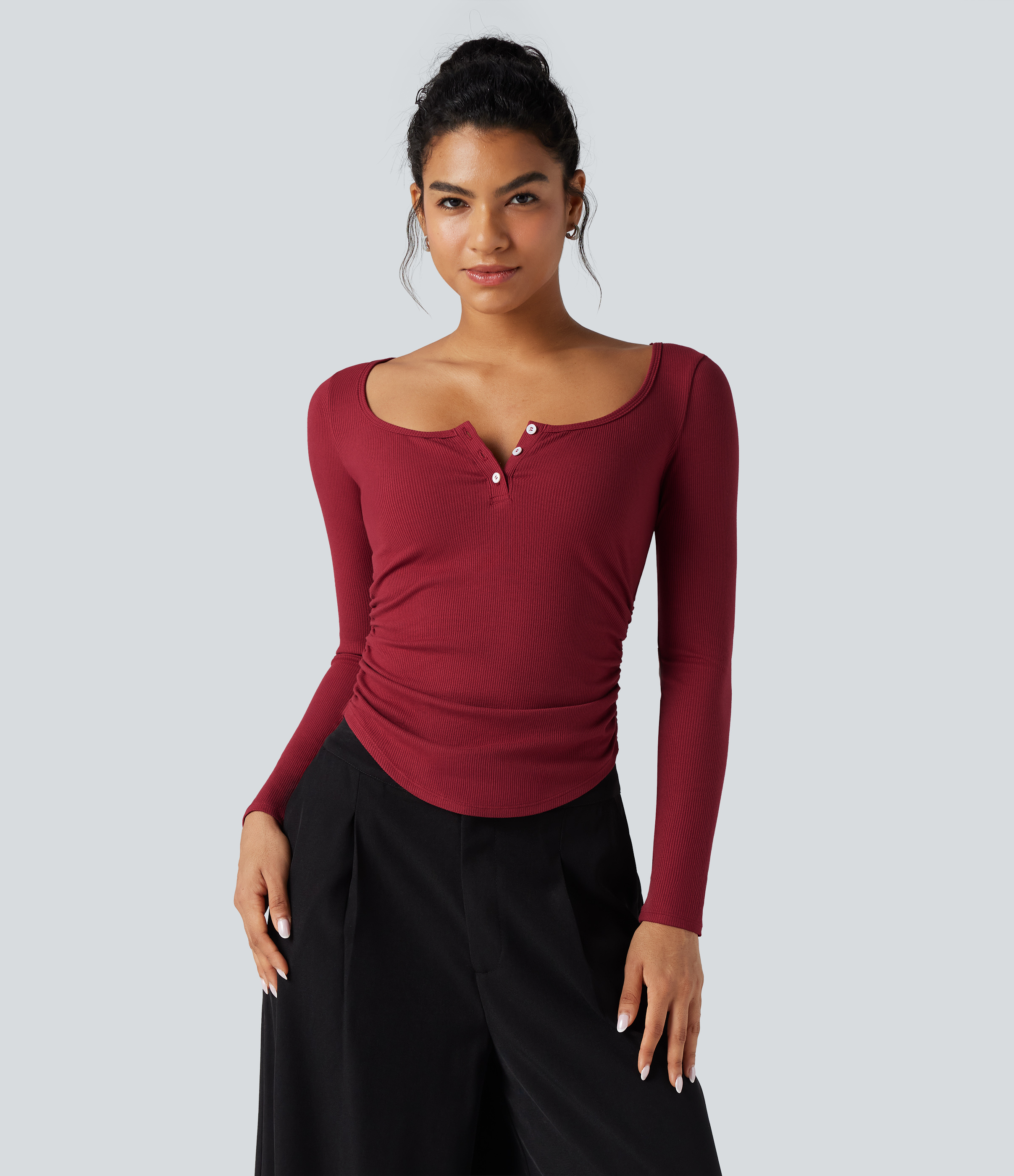 Ruby Wine Camiseta de trabajo de punto acanalado con cuello Henley, manga larga, fruncida y dobladillo curvo / 1