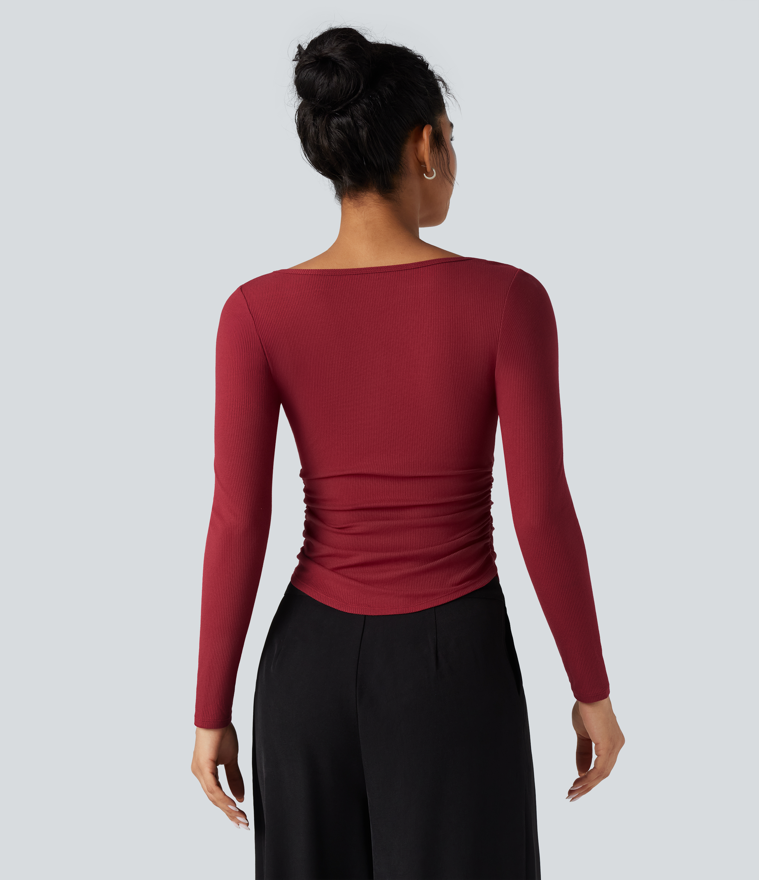 Ruby Wine Camiseta de trabajo de punto acanalado con cuello Henley, manga larga, fruncida y dobladillo curvo / 2