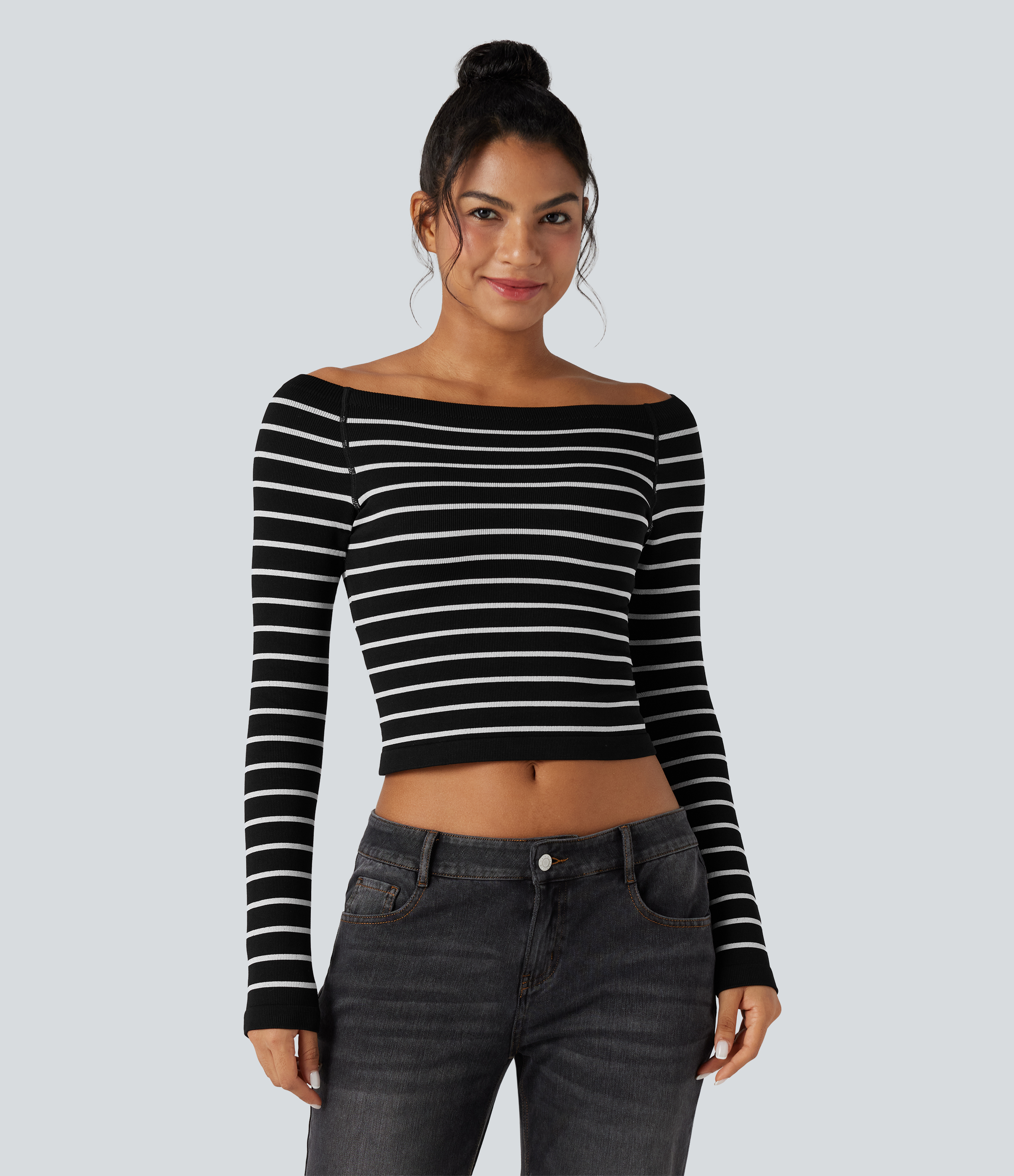 Black White Horizontal Stripe Haut de sport épaules dénudées manches raglan longues à rayures sans couture OneForm Seamless Flow / 1