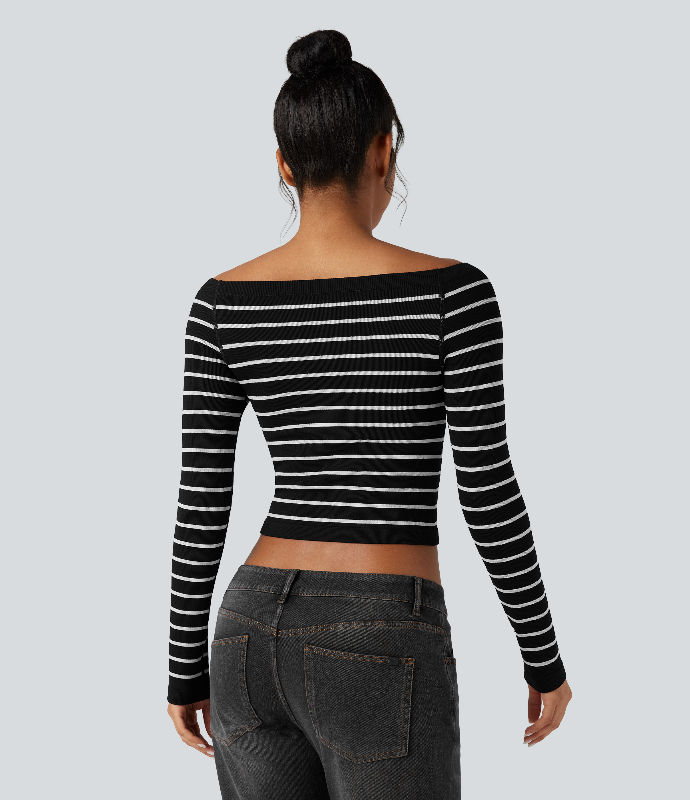 Black White Horizontal Stripe Haut de sport épaules dénudées manches raglan longues à rayures sans couture OneForm Seamless Flow / 2