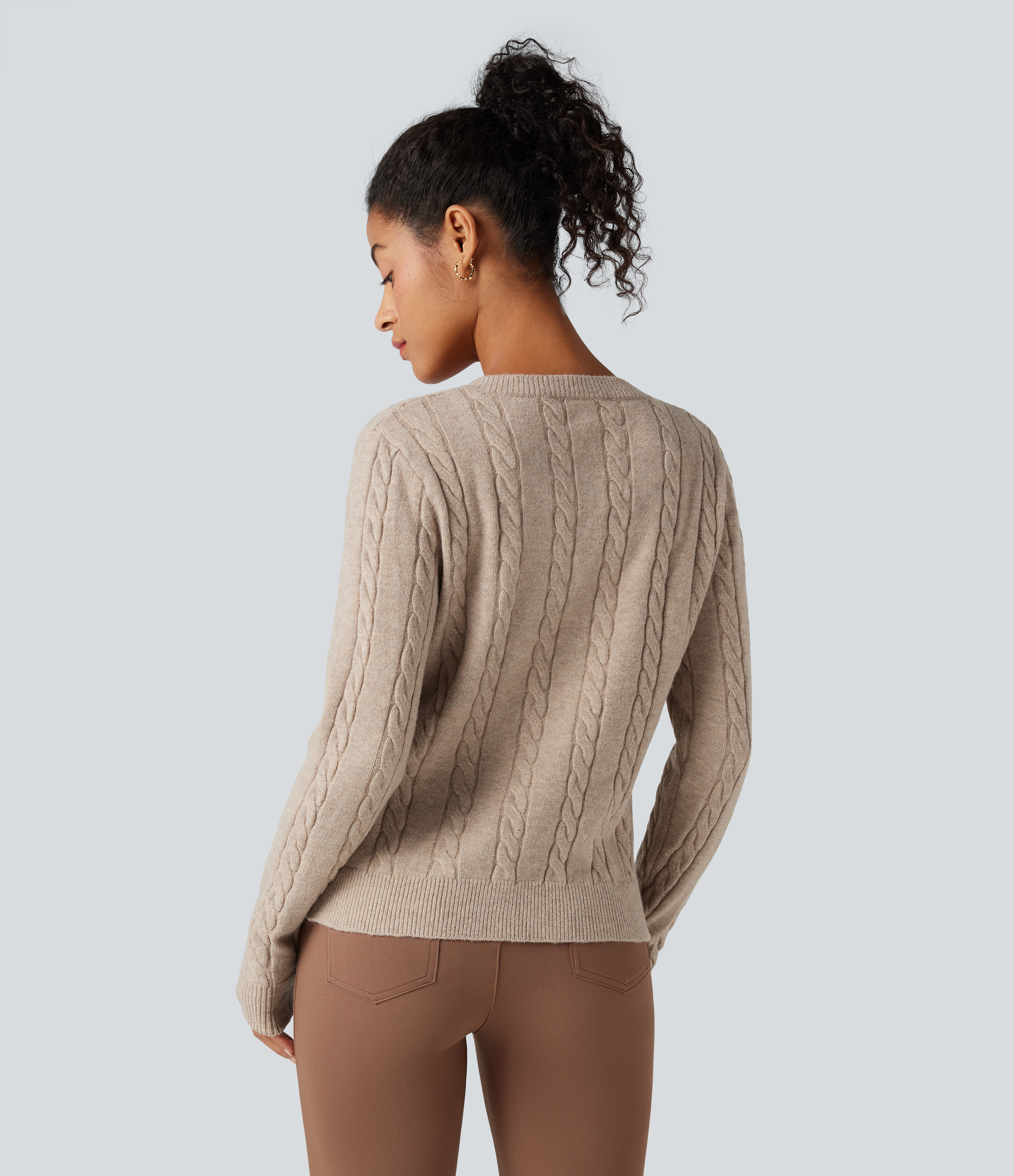 Mocha Meringue Cardigan mit Rundhalsausschnitt, langen Ärmeln und Zopfmuster – für die Arbeit / 2
