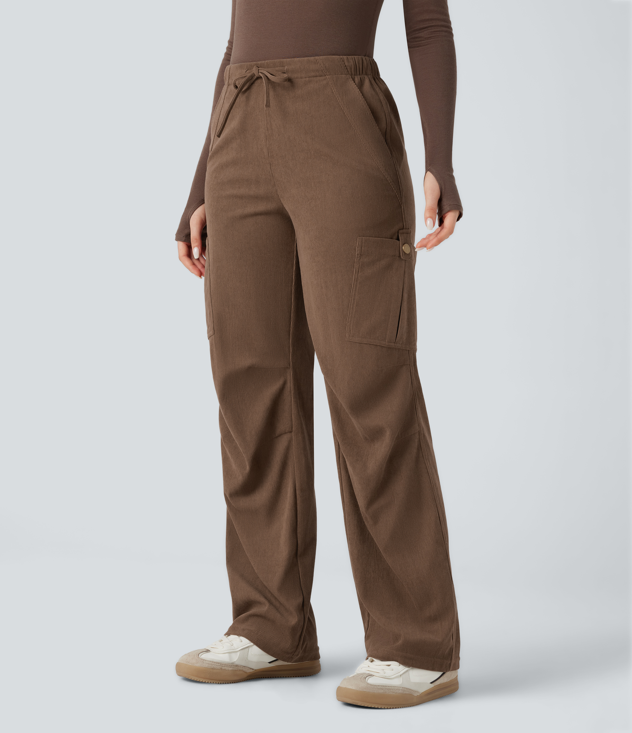 Lässige Cargohose aus Cord mit mittelhohem Bund, mehreren Taschen, Kordelzug und geradem Bein