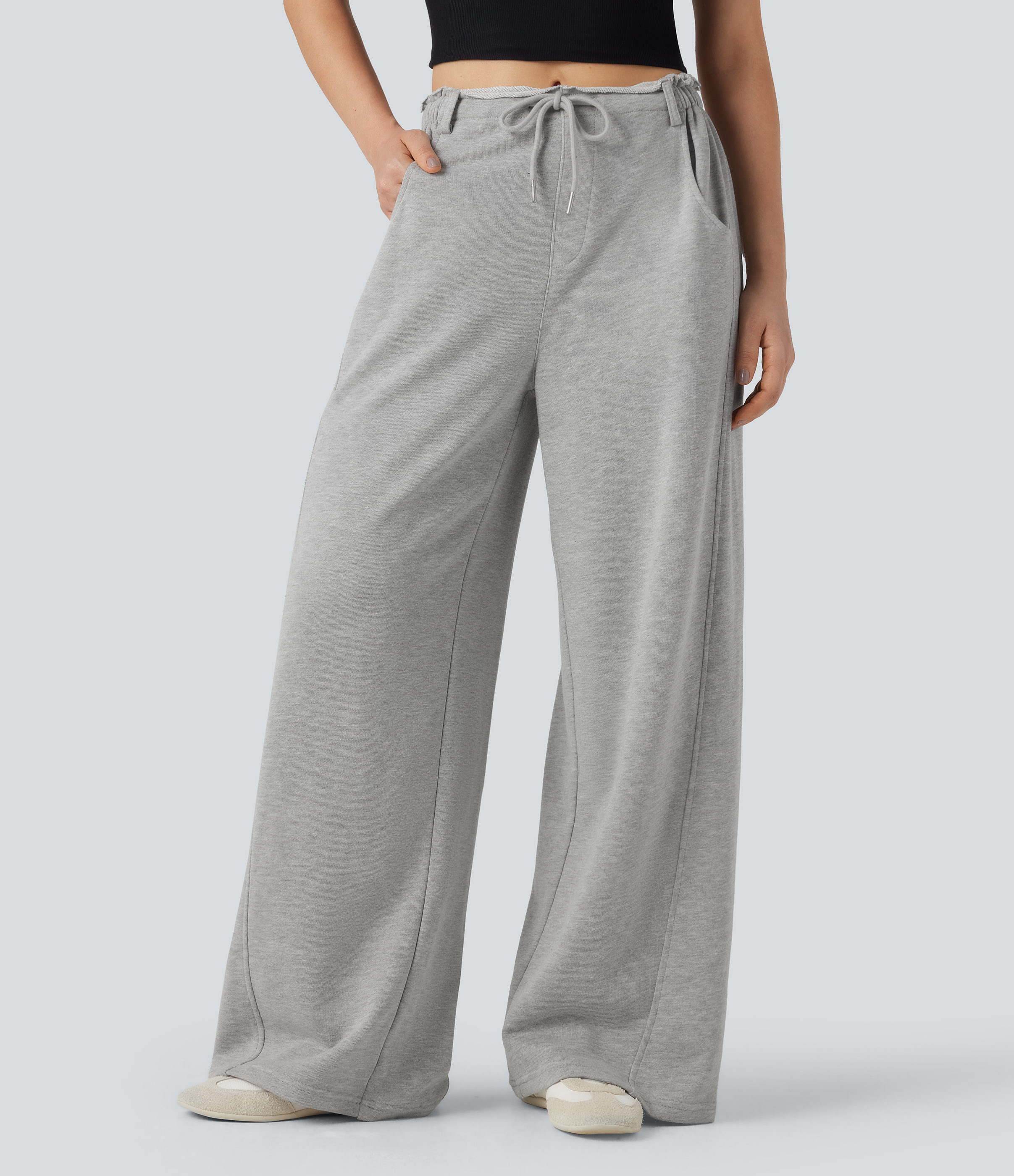 Lässige, weit geschnittene Hosen mit mittlerer Bundhöhe, offenem Saum, Kordelzug und Taschen.