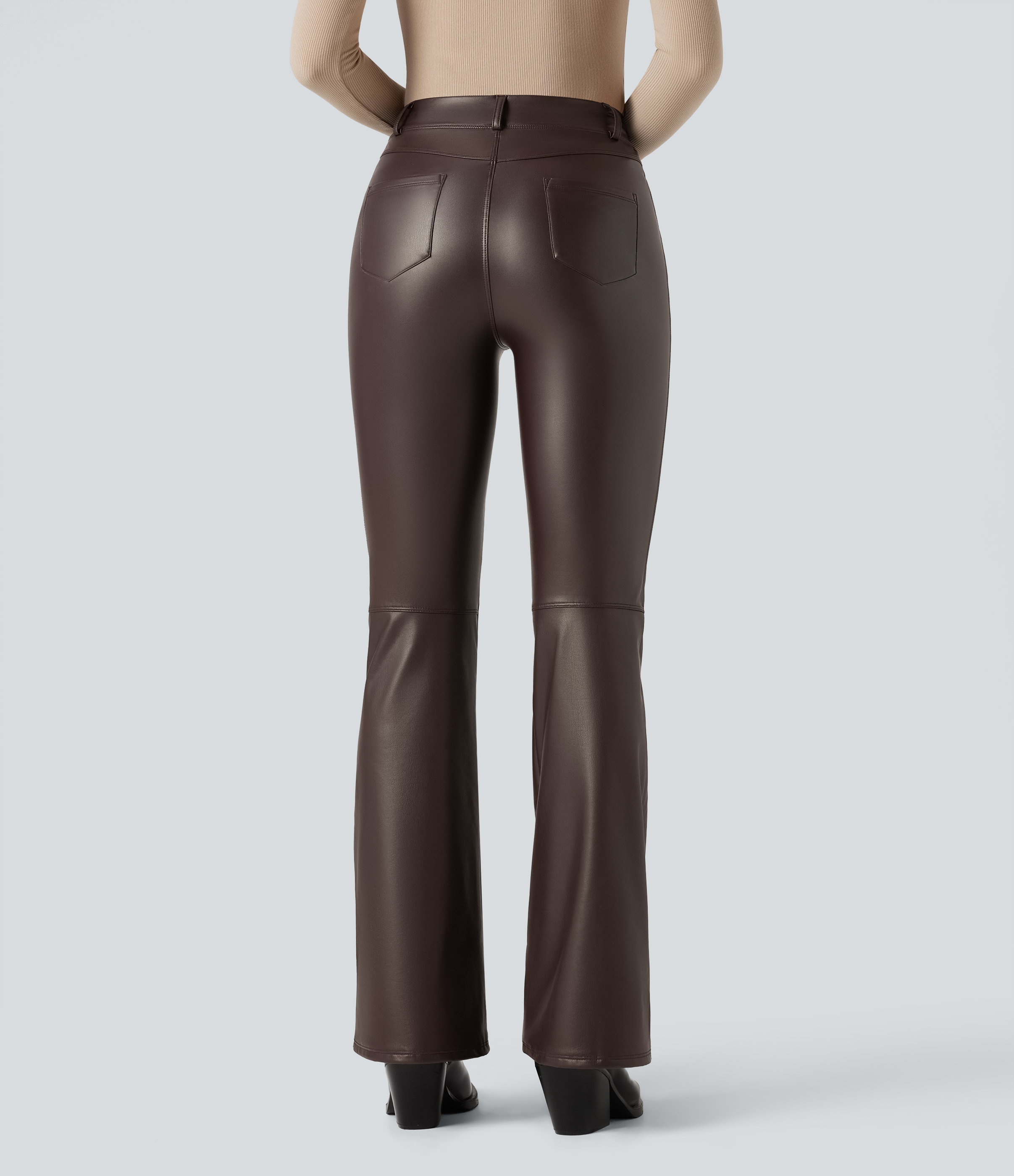 Hot Fudge Asymmetrische High-Waist ausgestellte Freizeithose aus dehnbarem PU-Fleece mit bauchformender Wirkung und Taschen / 2