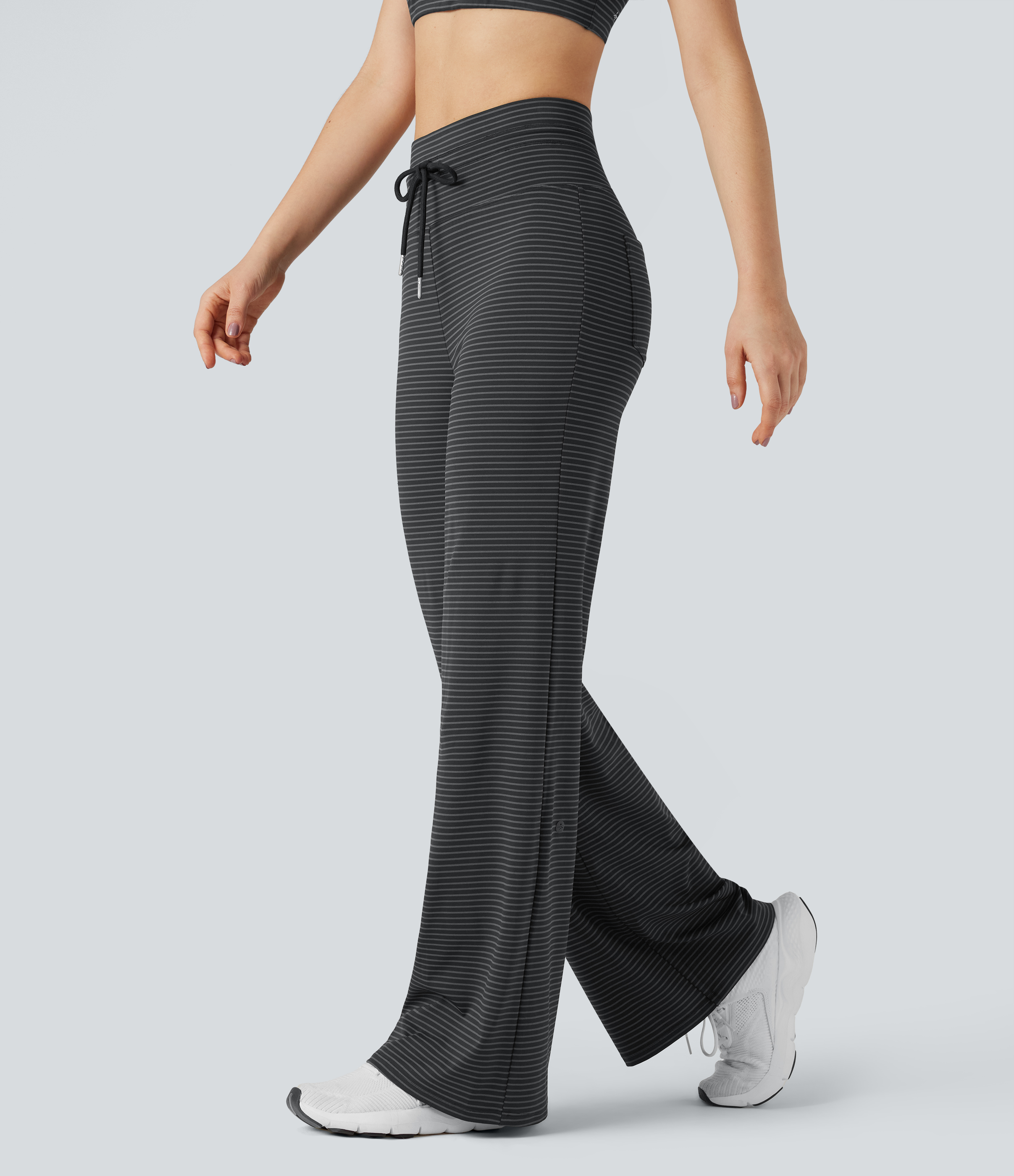 Hose mit hohem Bund, Seitentaschen, Kordelzug, Streifenmuster und geradem Bein