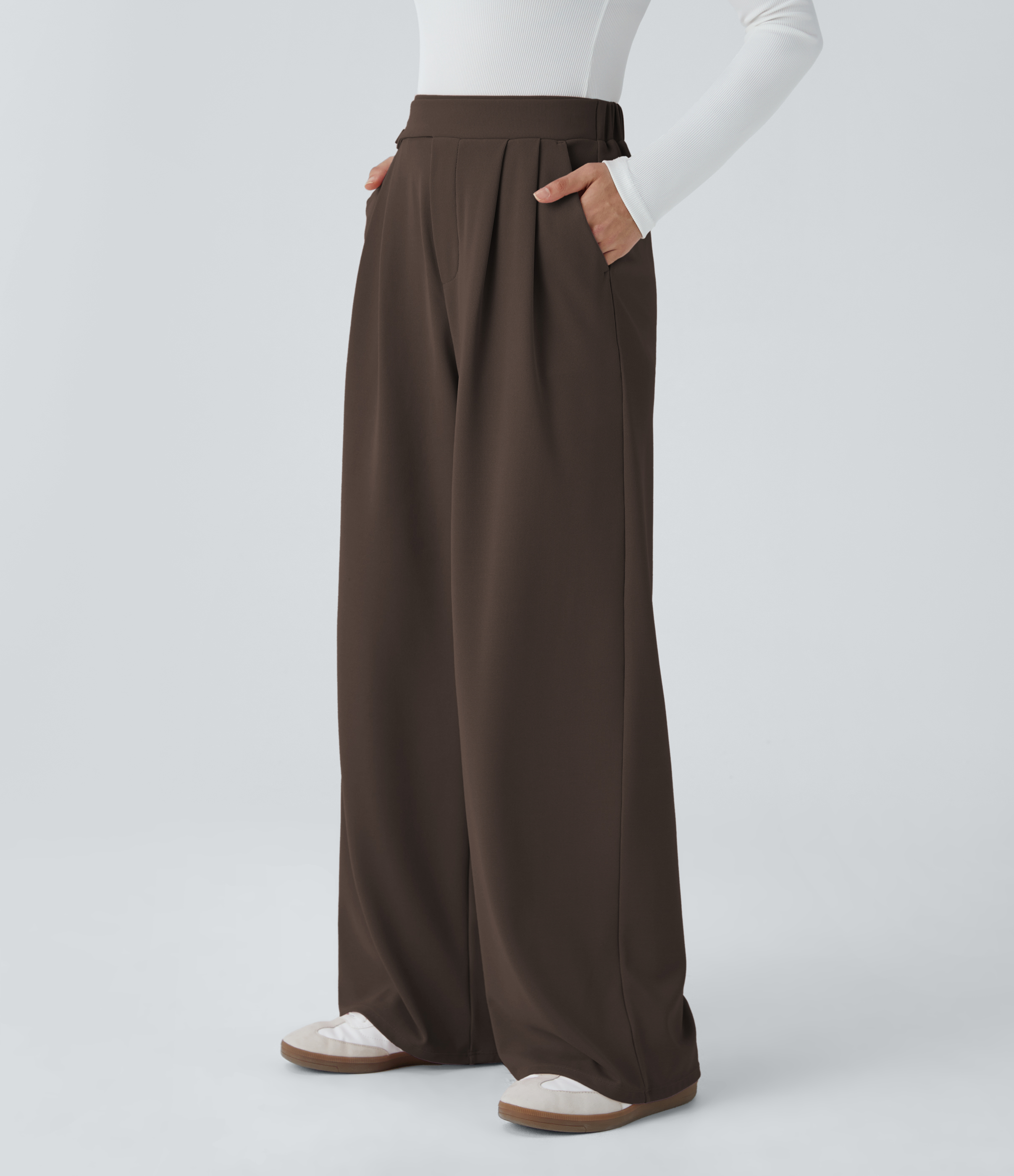 Pantalón tiro alto botón bolsillo lateral plisado pierna ancha