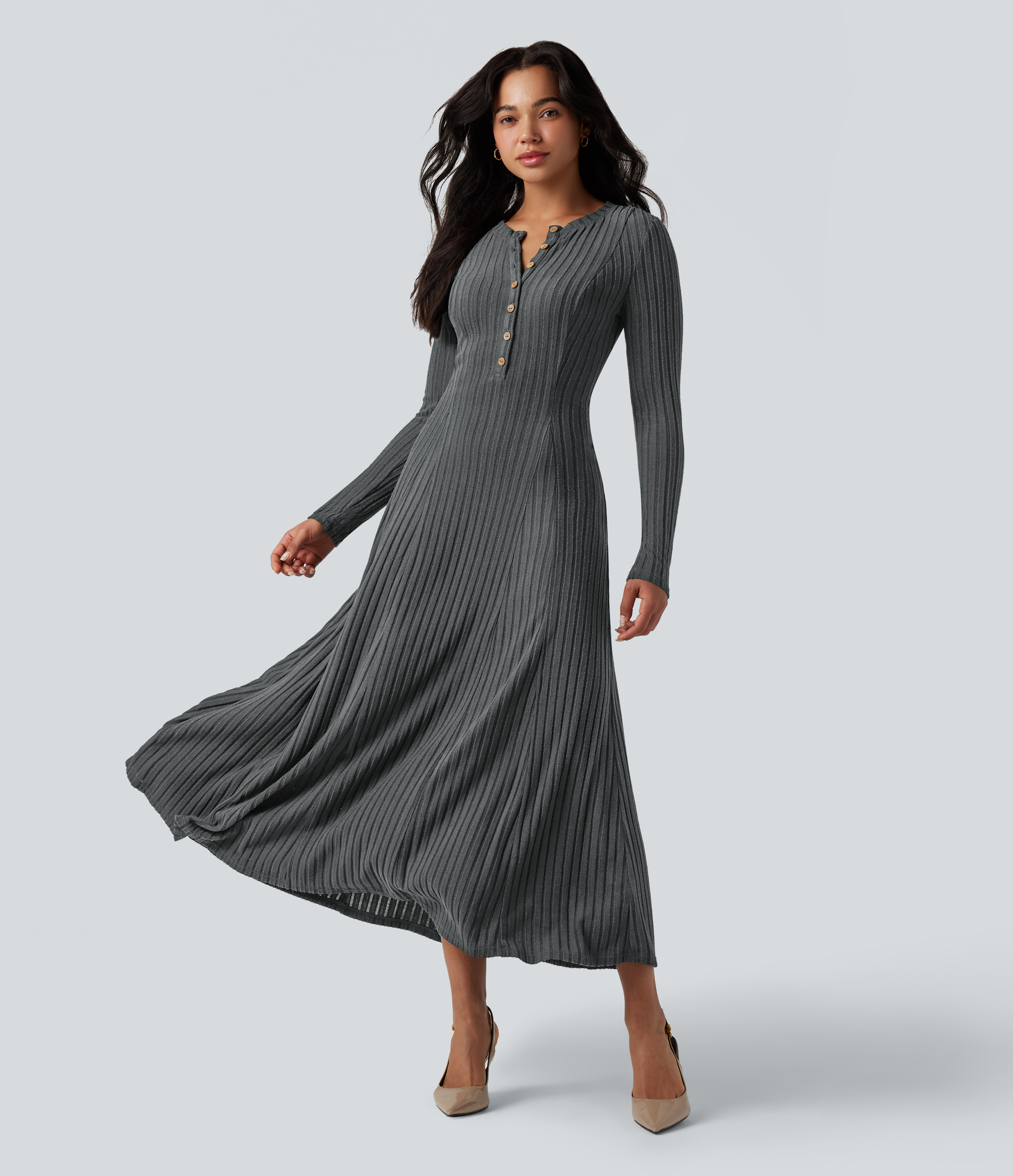 Vestido casual maxi fluido de punto acanalado con cuello henley y mangas largas.
