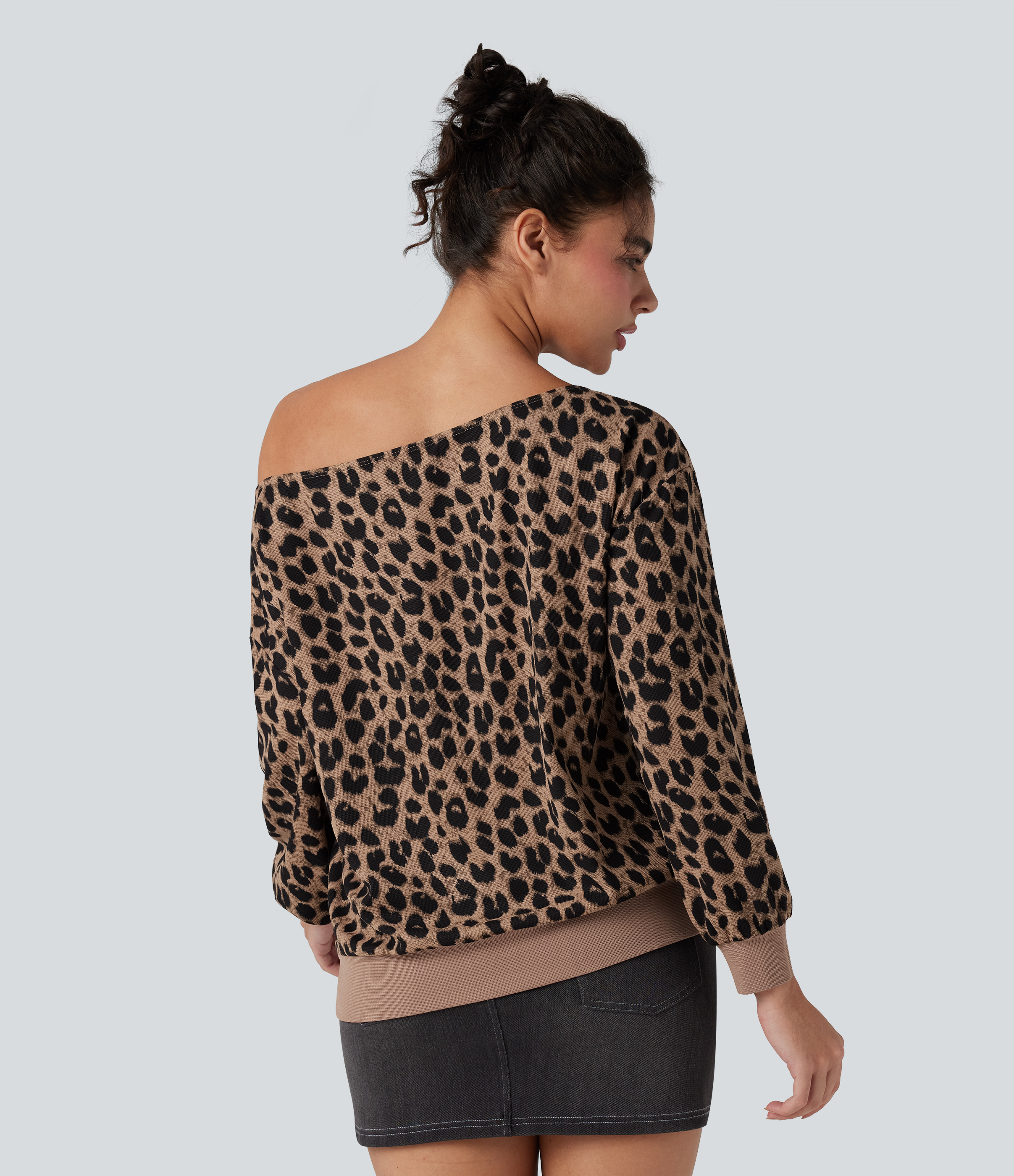 Noir Safari Sweat-shirt gaufré imprimé léopard une épaule manches longues avec poches / 2