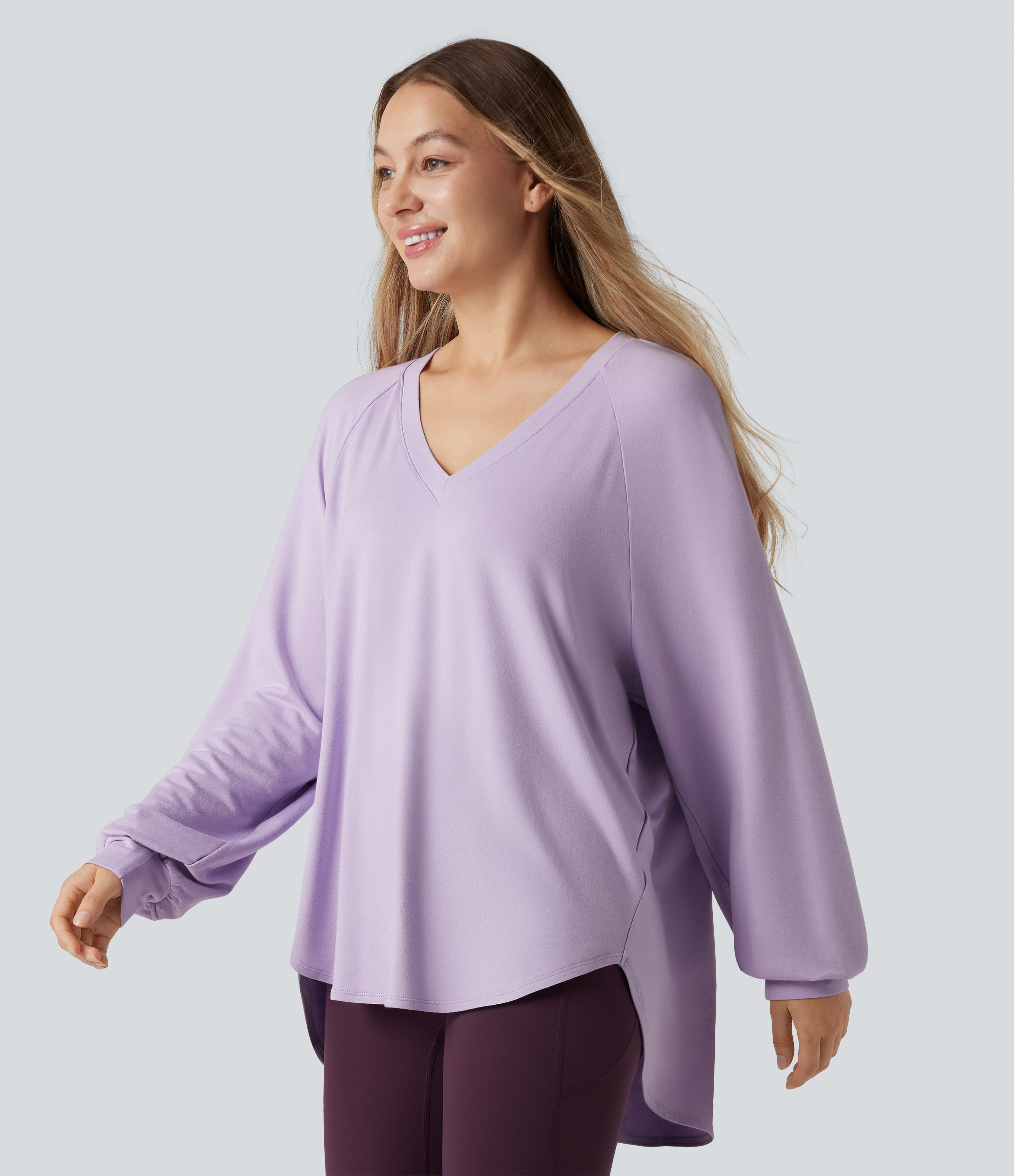 Lässiges Sweatshirt mit V-Ausschnitt, langen Ärmeln und High-Low-Design