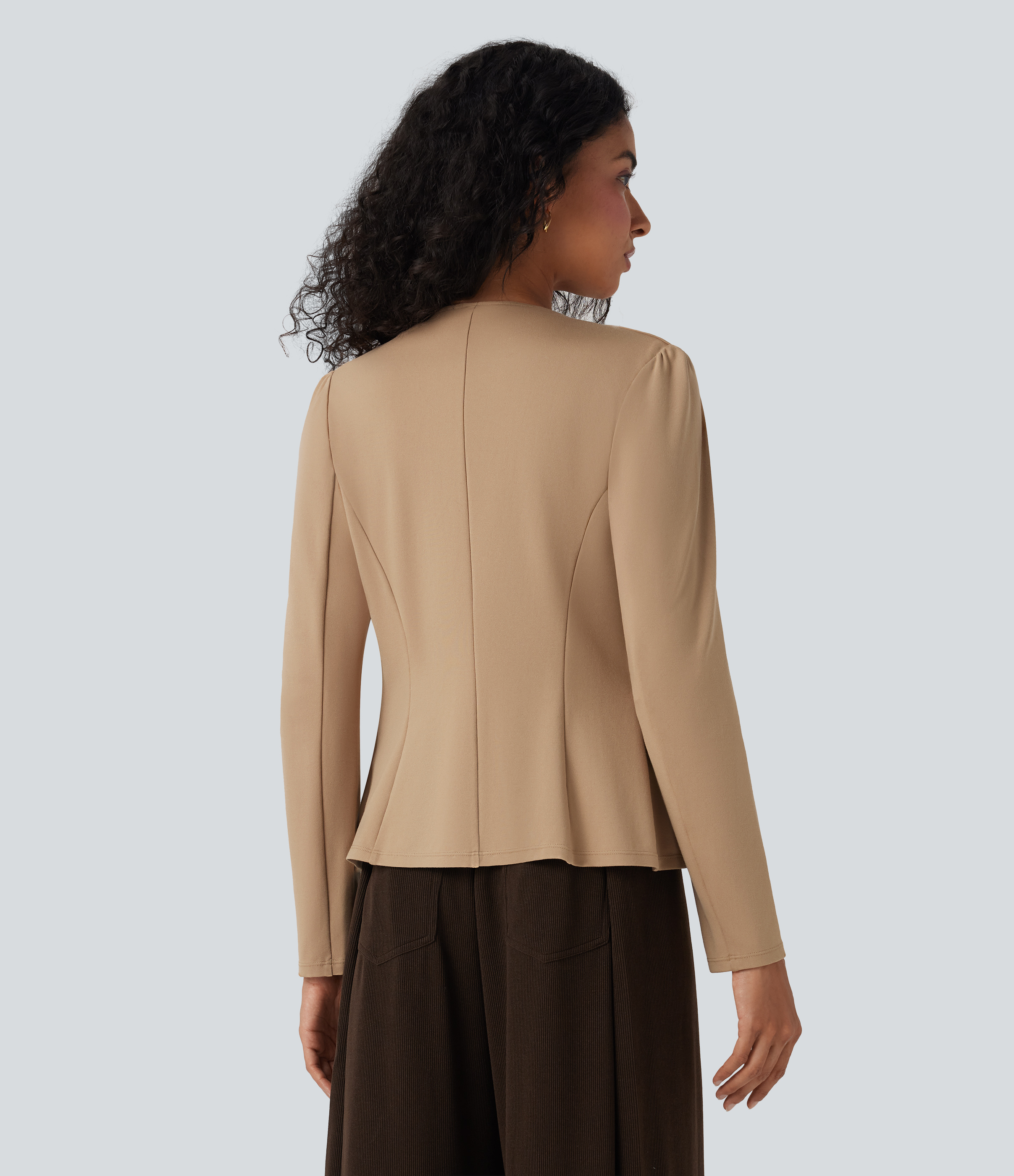 Tan Blazer con cuello redondo y cierre de gancho con ojal / 2