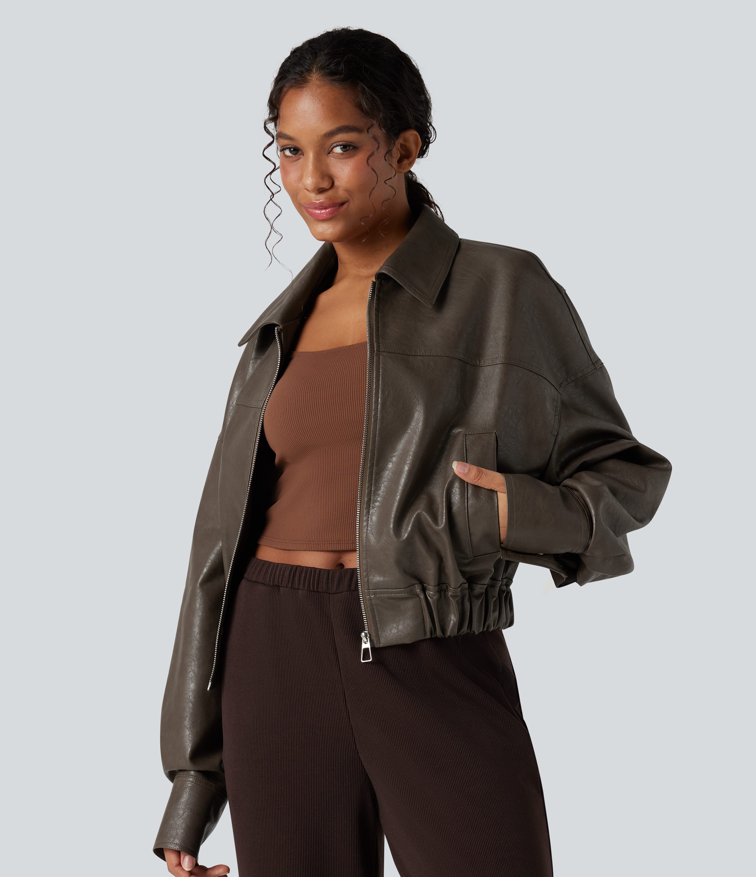 Lässige Jacke aus Kunstleder mit Seitentaschen, langen Ärmeln und Reißverschluss