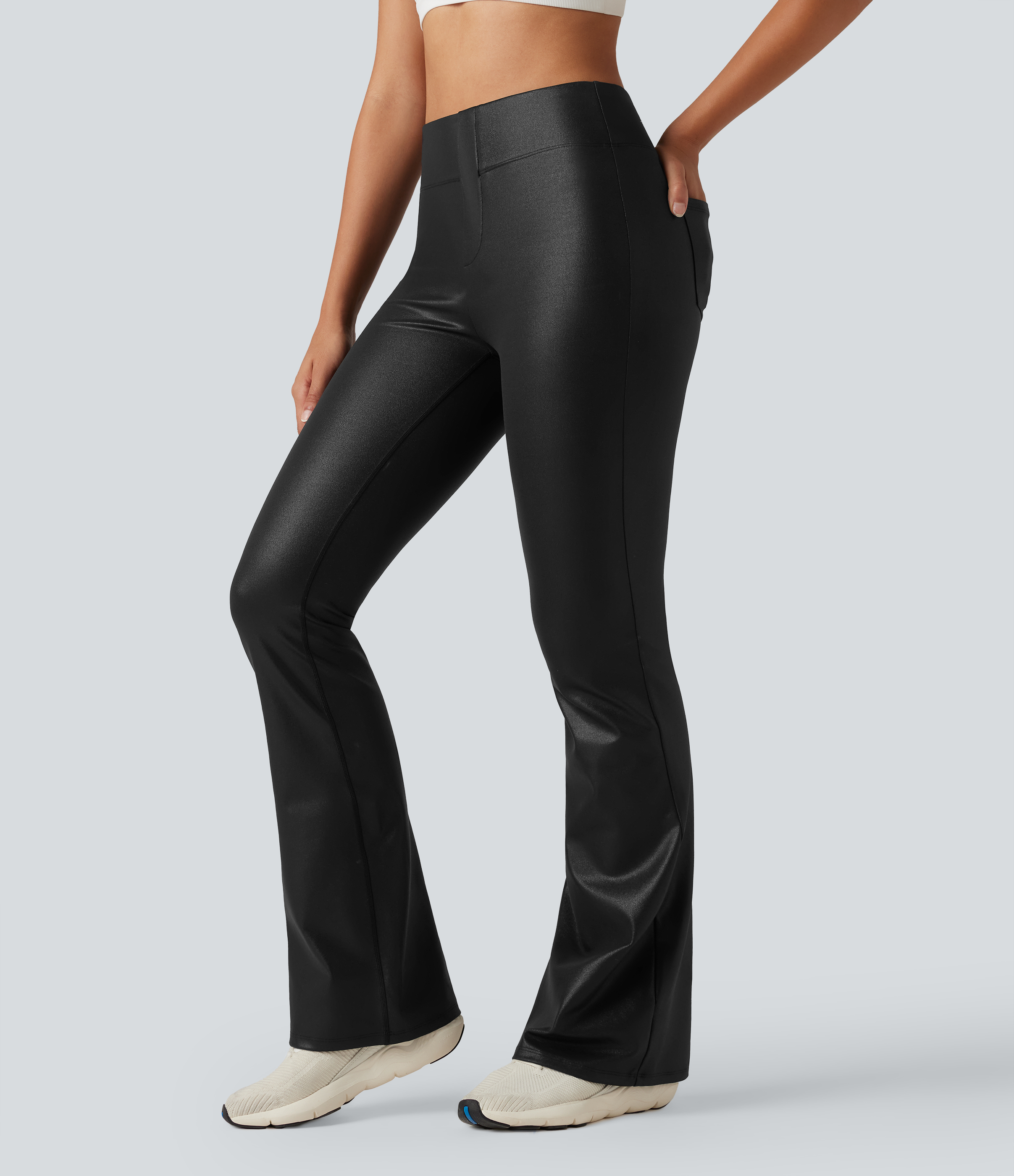 Pantalon de yoga à coupe bootcut gainant taille haute brillant effet cuir avec poches Halara Ultrasculpt™