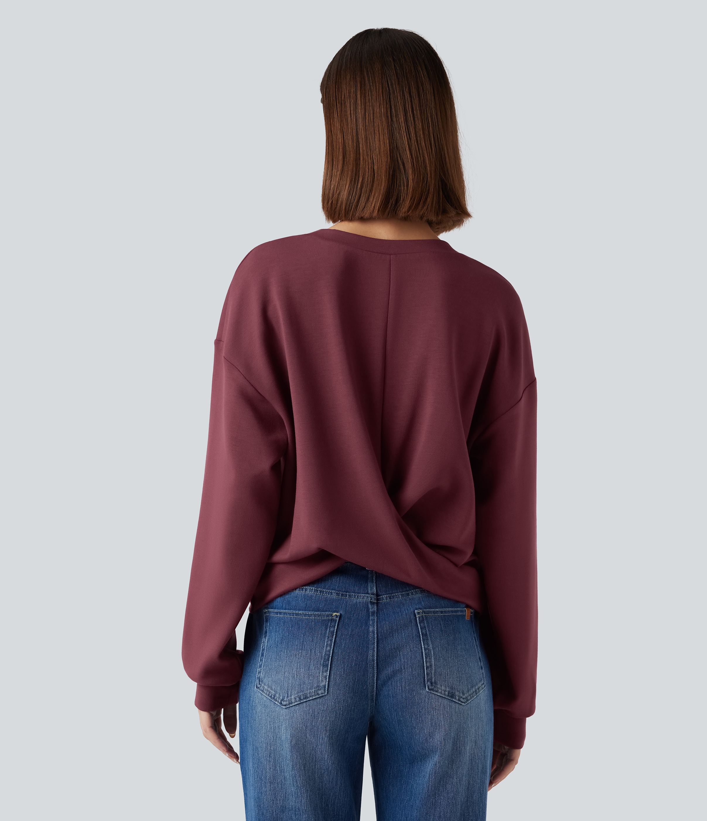 Oxblood Red Ежедневен суитшърт с кръгло деколте, дълги ръкави и усукан гръб. / 2