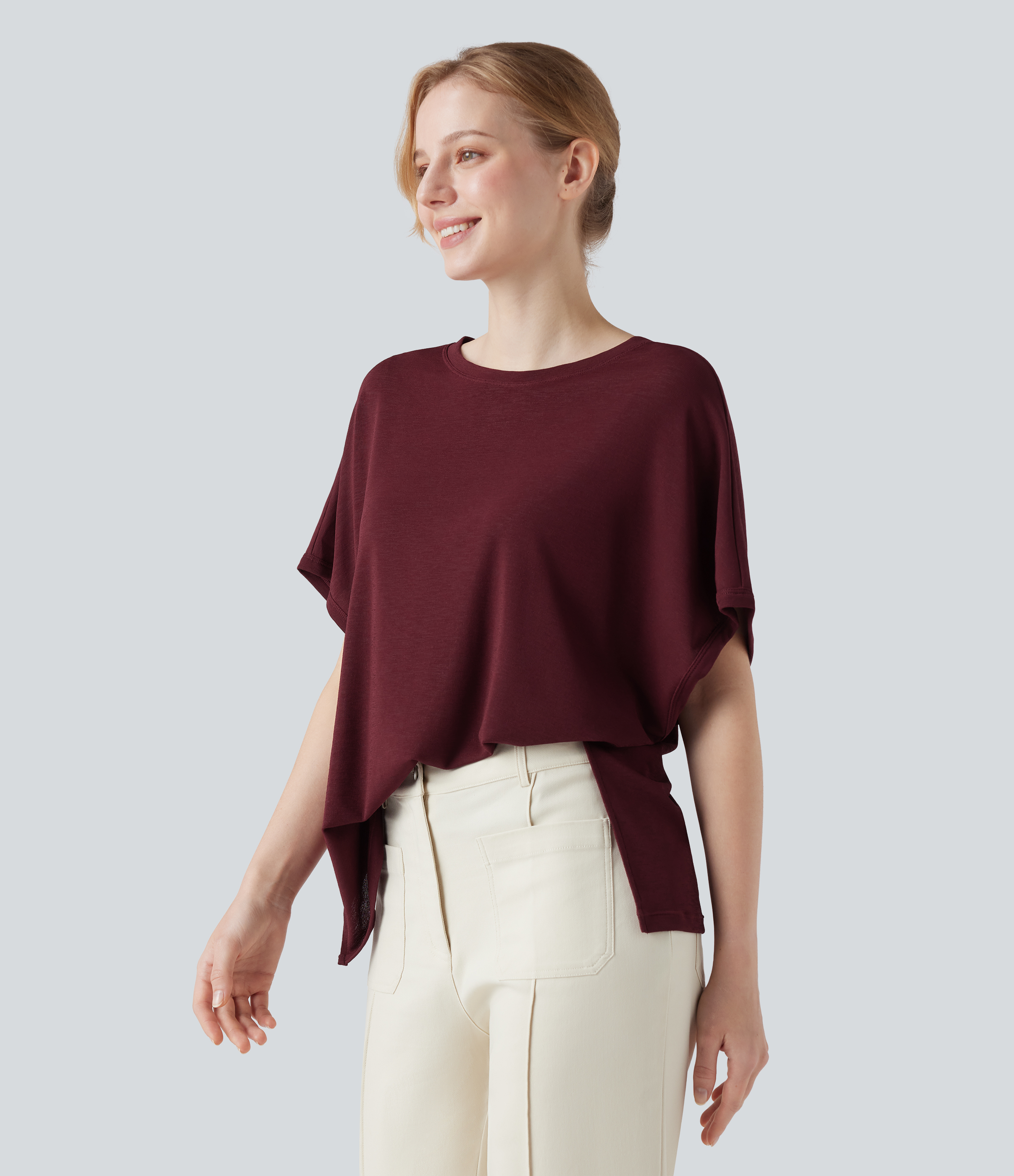 Camiseta casual de corte relajado con cuello redondo y mangas tipo murciélago.