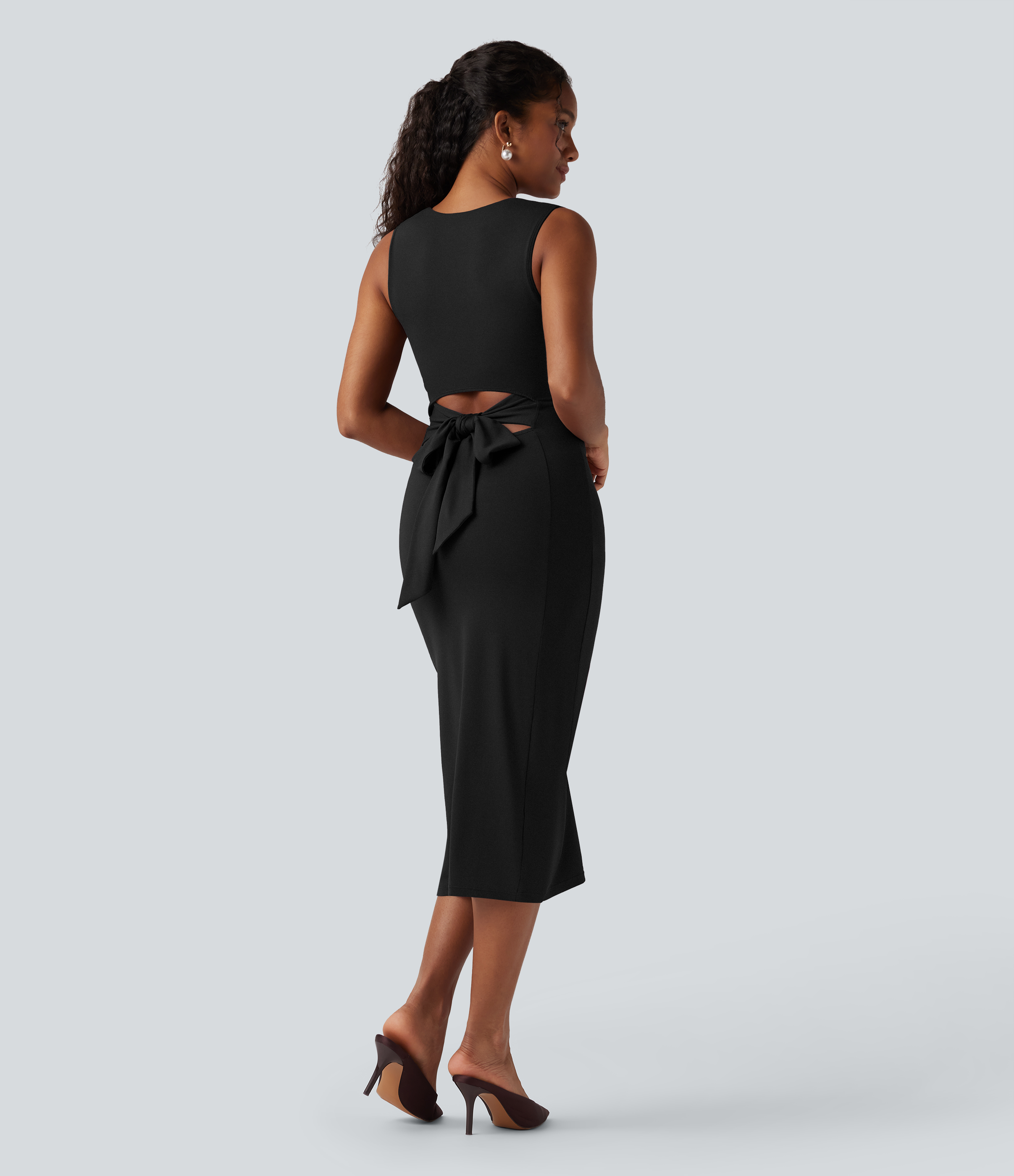 Robe midi moulante à encolure carrée, sans manches, avec découpe et nouage au dos