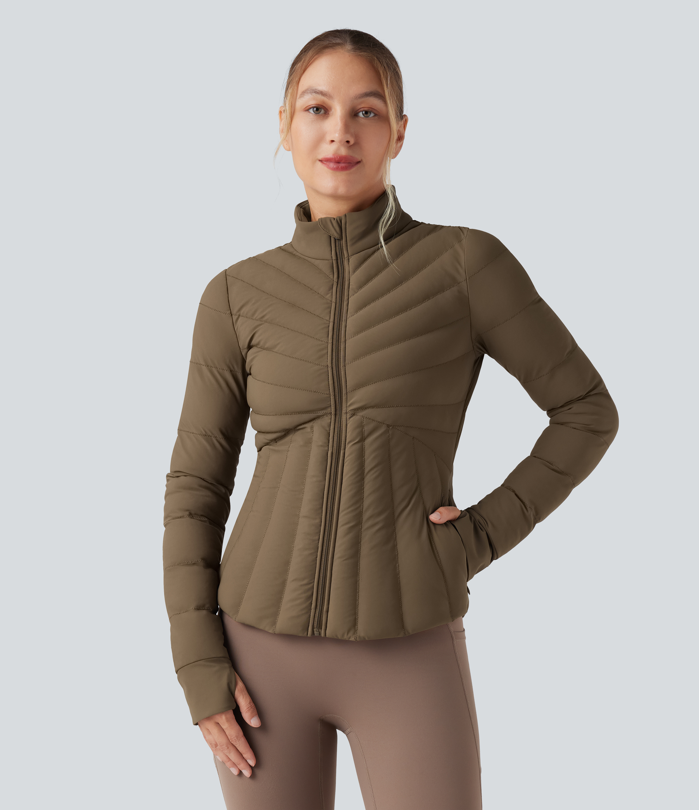 Chaqueta de entrenamiento elástica y acolchada con cuello alto, aberturas para los pulgares y bolsillos.