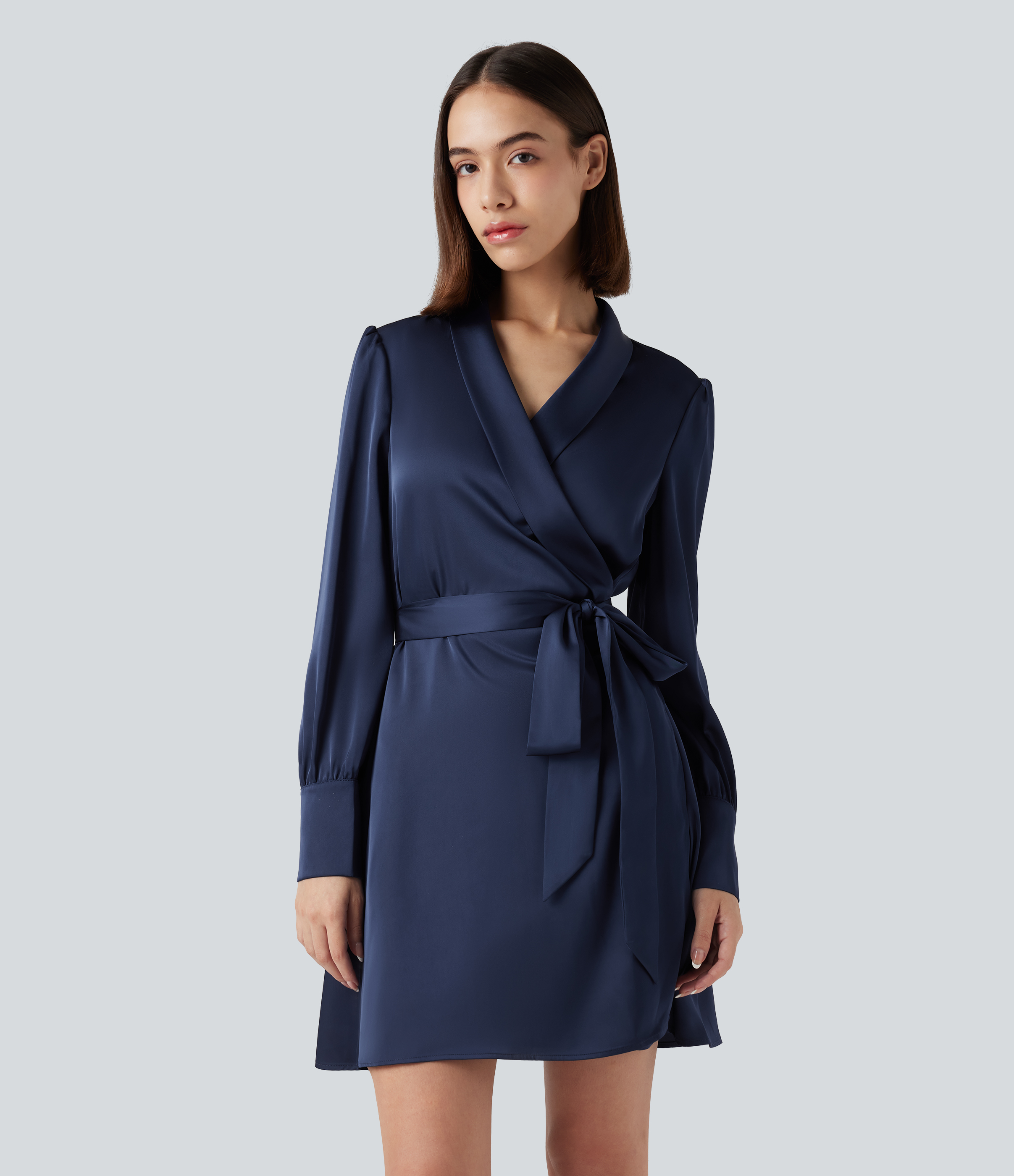 Robe de travail courte à décolleté en V, manches longues et ceinture