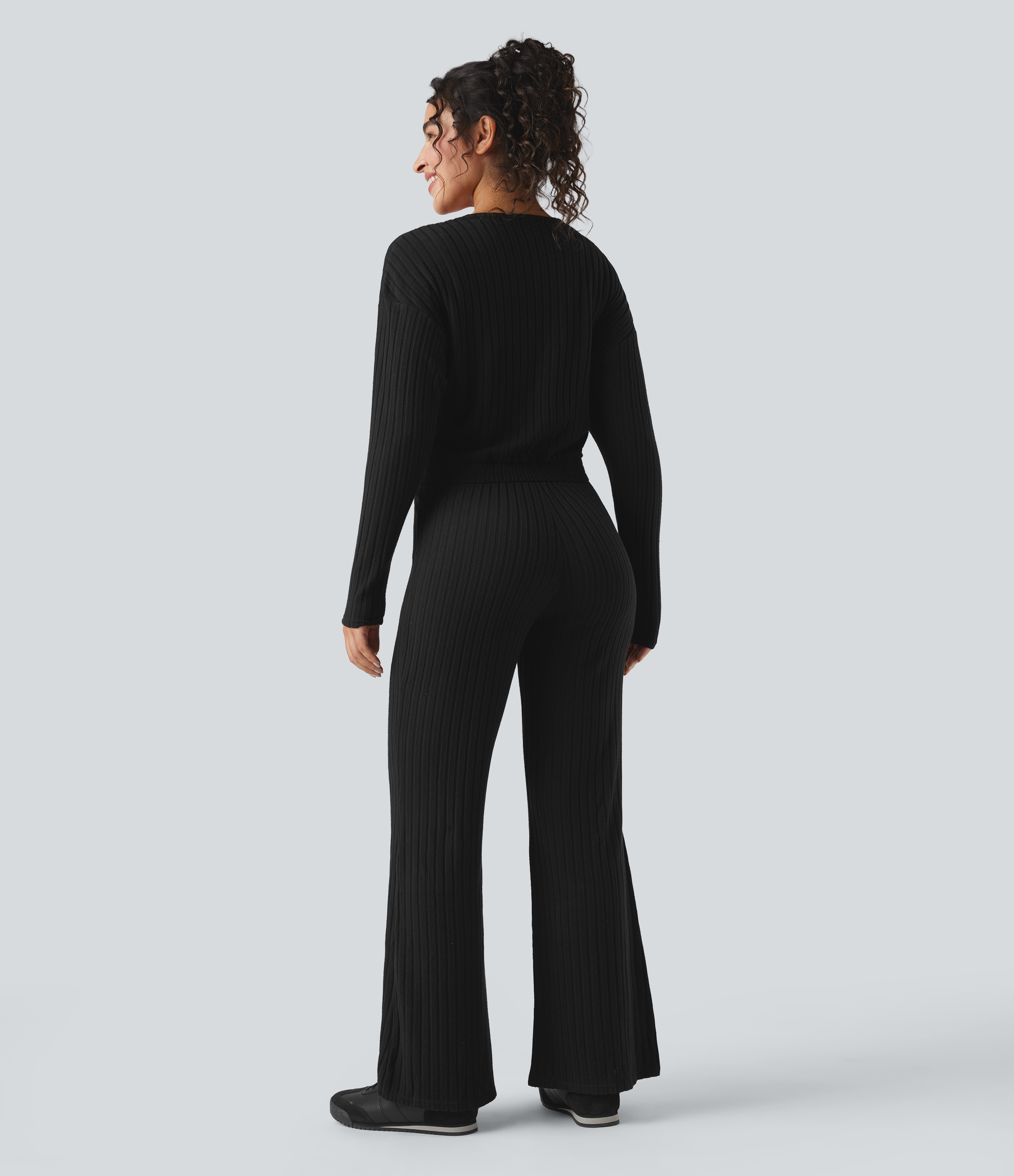 Schwarz Gerippter Strick-Jumpsuit mit V-Ausschnitt und langen Ärmeln – Easy Peezy / 2