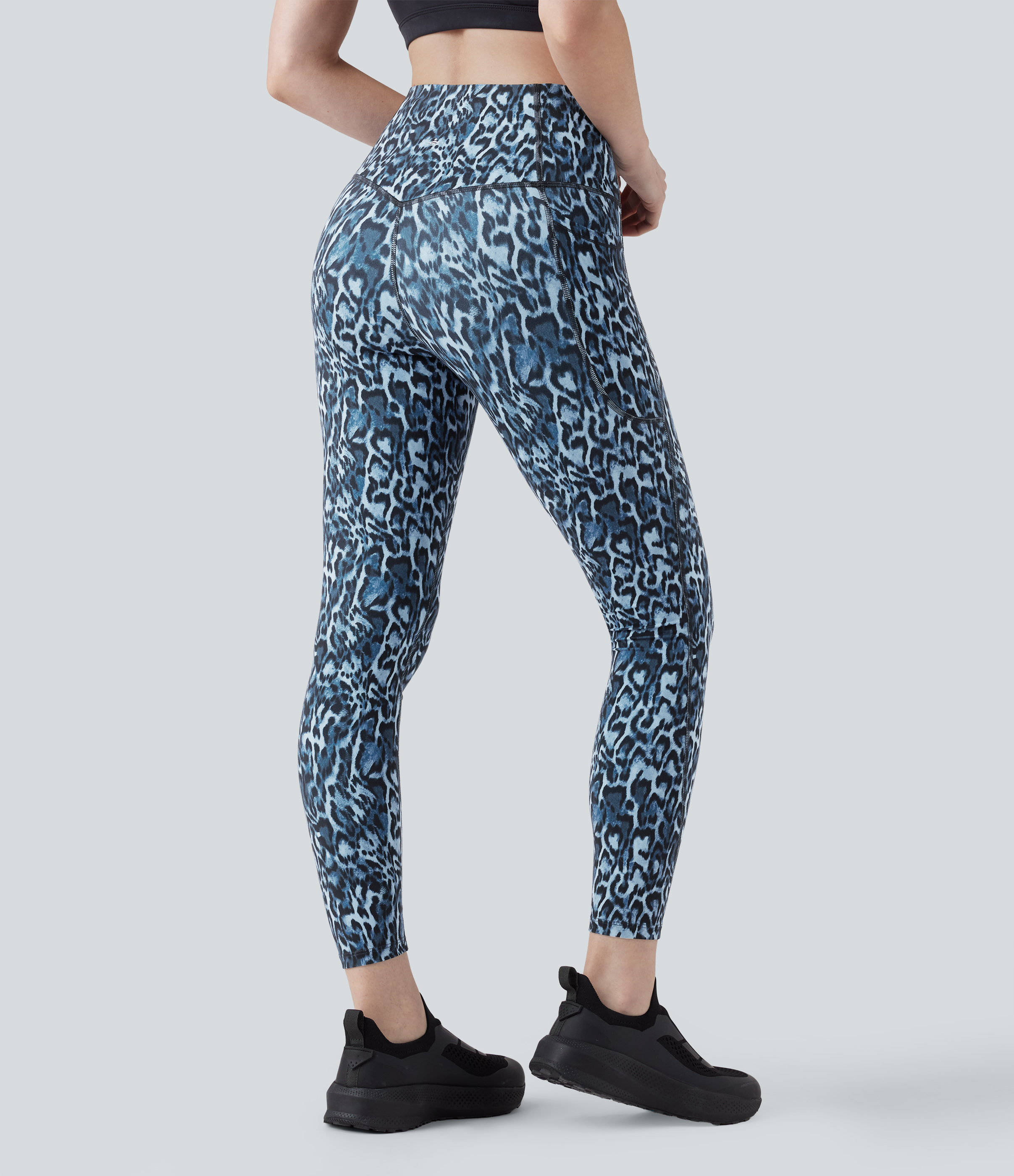 Black and Blue Leopard Halara UltraSculpt™ - Yoga-Leggings mit hohem Bund, Seitentaschen, Bauchkontrolle und Leopardenprint / 2