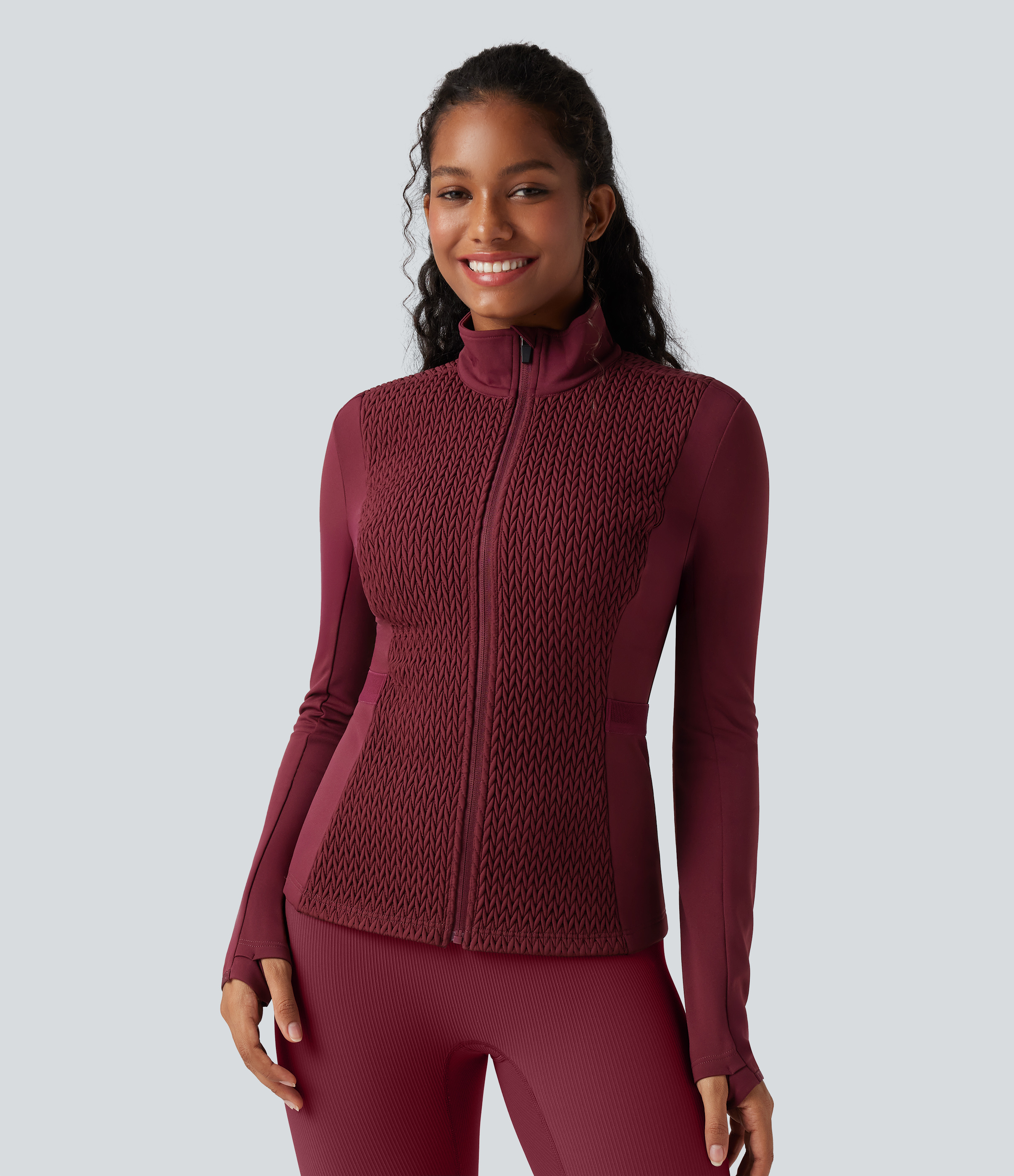 Geraffte Trainingsjacke mit Stehkragen, Seitentaschen, langen Ärmeln und Daumenlöchern