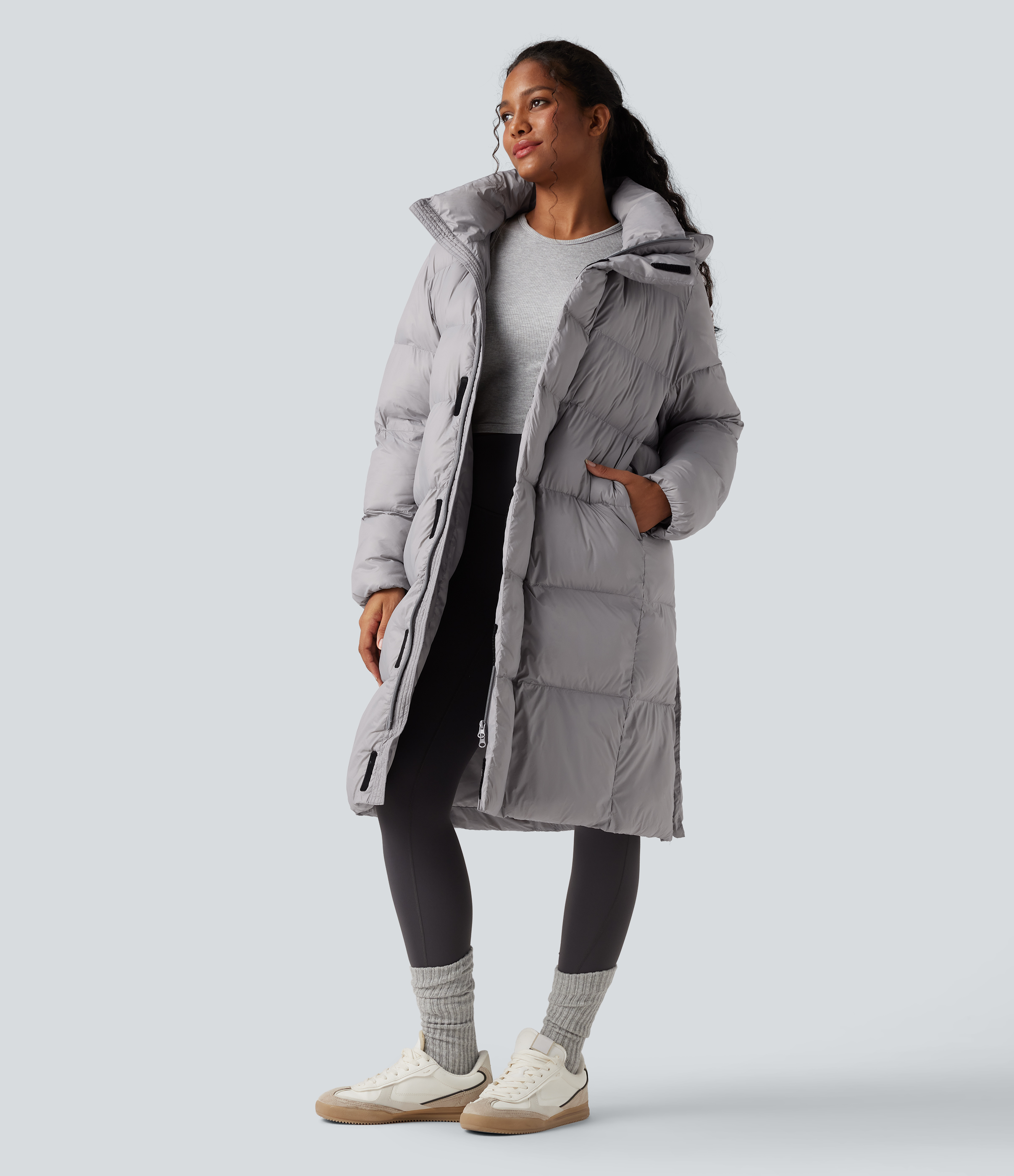 Lässige, lange Pufferjacke mit Kapuze, Seitentaschen, Reißverschluss und langen Ärmeln