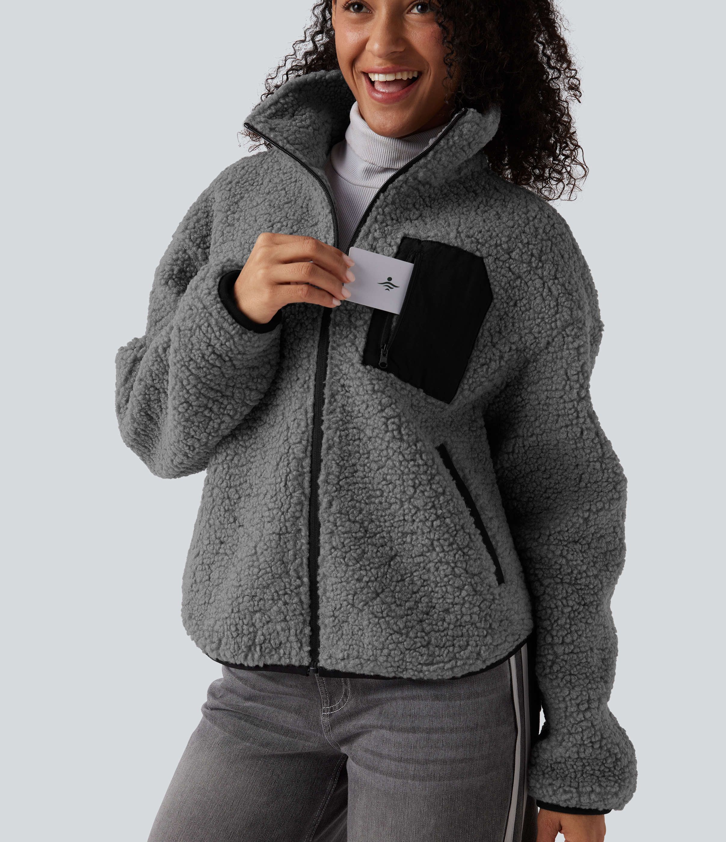 Lässige Sherpa-Jacke mit Rollkragen, mehreren Taschen und langen Ärmeln