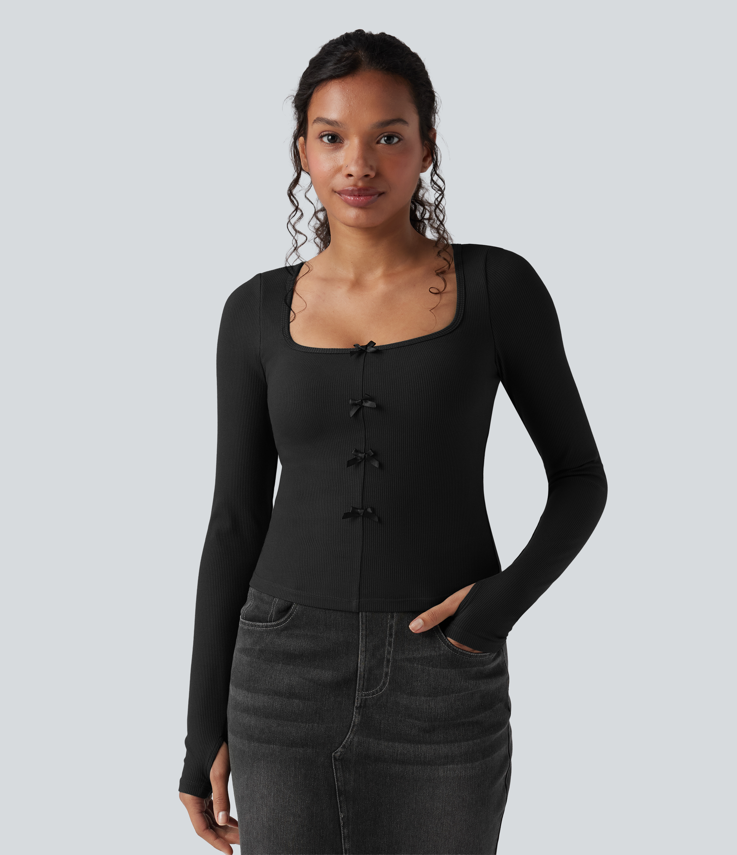 Noir T-shirt décontracté en maille côtelée à manches longues, col carré, bonnets moulés avec effet push-up, ouvertures pour les pouces et nœud. / 2