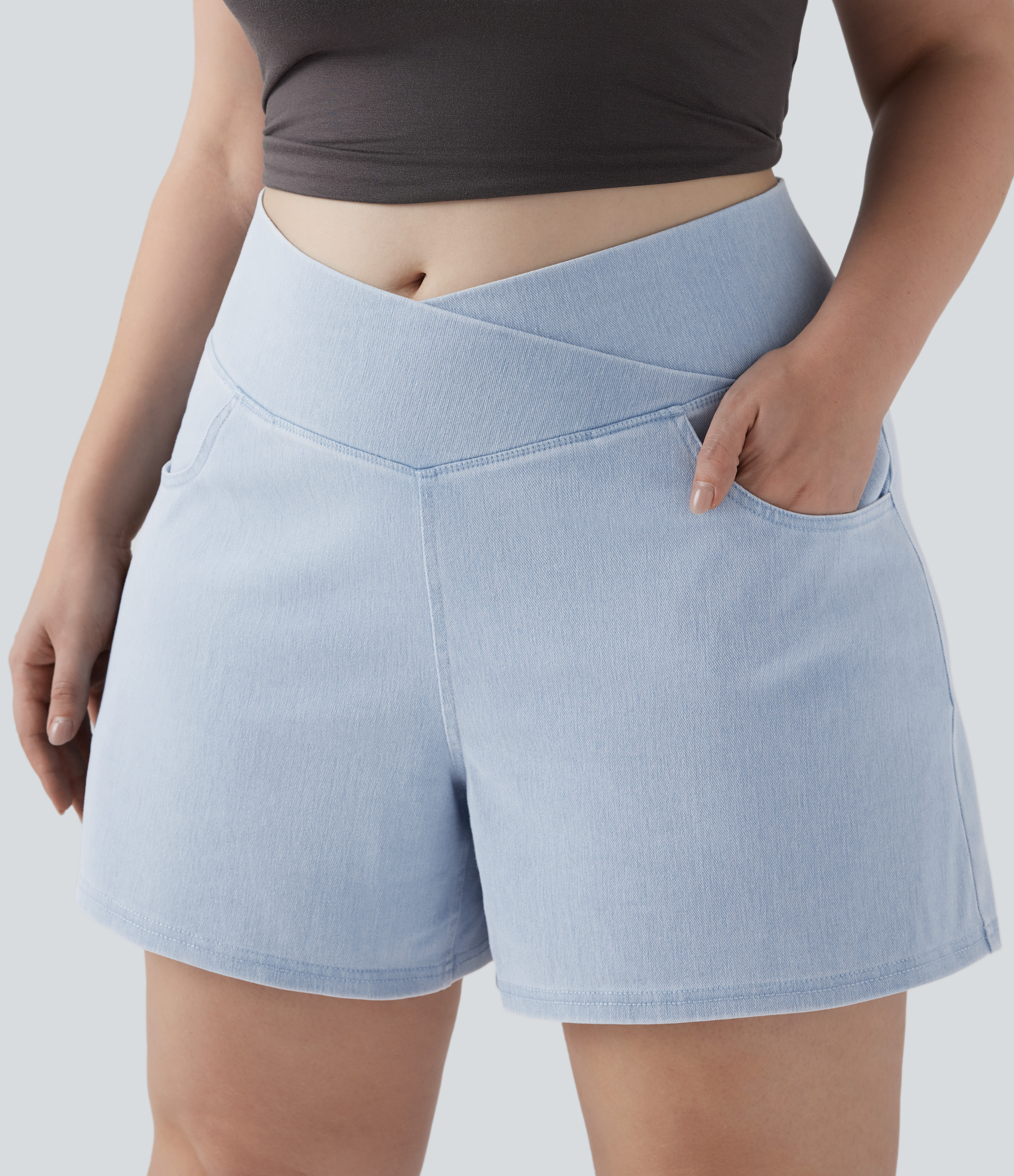 Halara Flex™ - Lässige, verwaschene Denim-Shorts in A-Linie mit hohem Crossover-Bund, mehreren Taschen und weitem Bein - Plus-Size