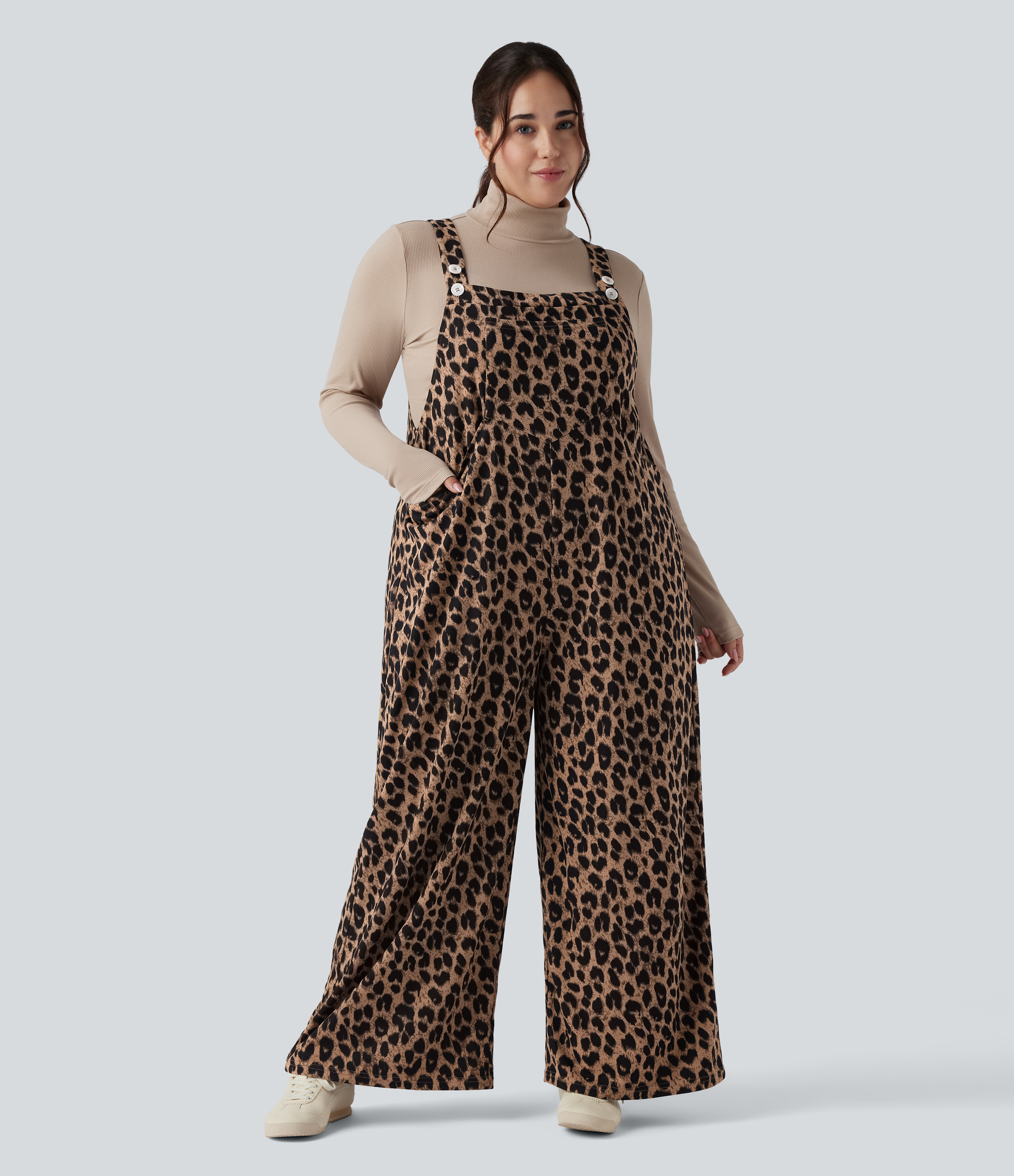 Lässige Latzhose aus Waffelstoff mit mehreren Taschen und Leopardenmuster