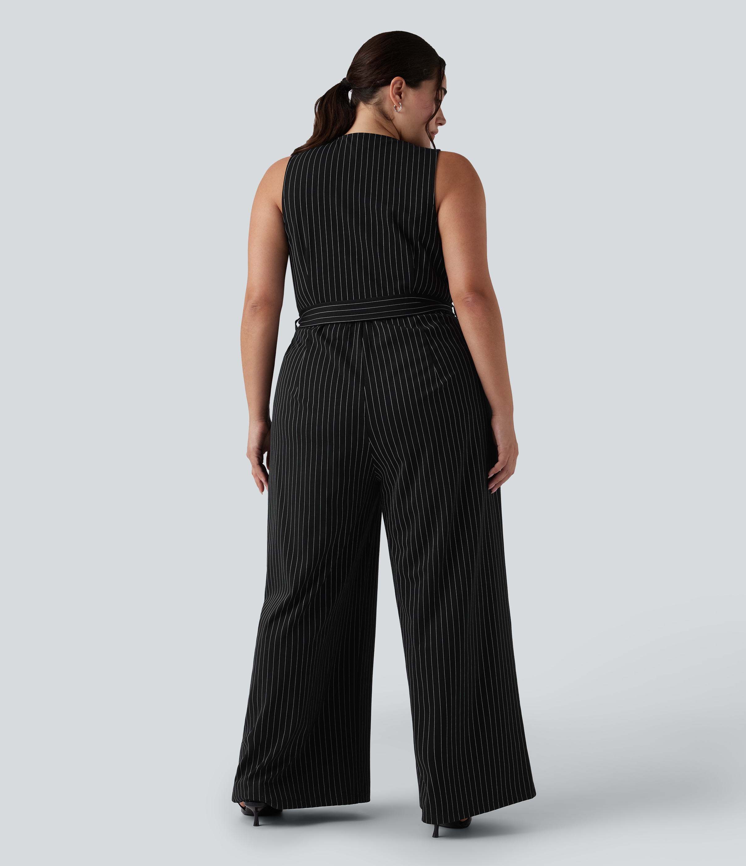 Black White Pinstripe Ärmelloser Jumpsuit mit V-Ausschnitt, Seitentaschen, Gürtel, Streifen und InstantCool - Plus-Size, Easy Peezy / 2