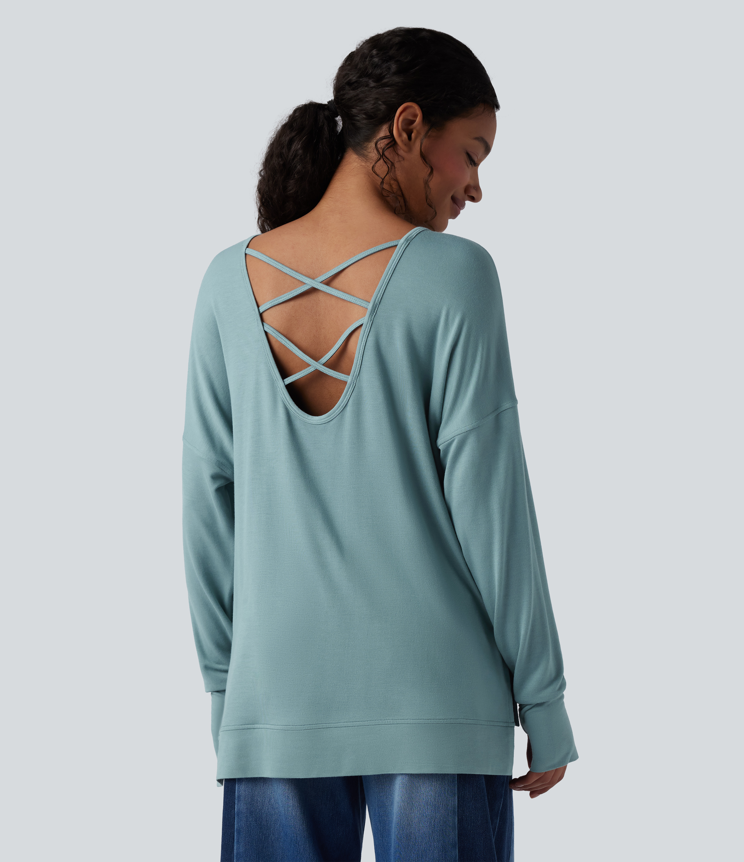 Lässiges Sport-Sweatshirt mit Rundhalsausschnitt, Seitentaschen, langen Ärmeln und Daumenlöchern