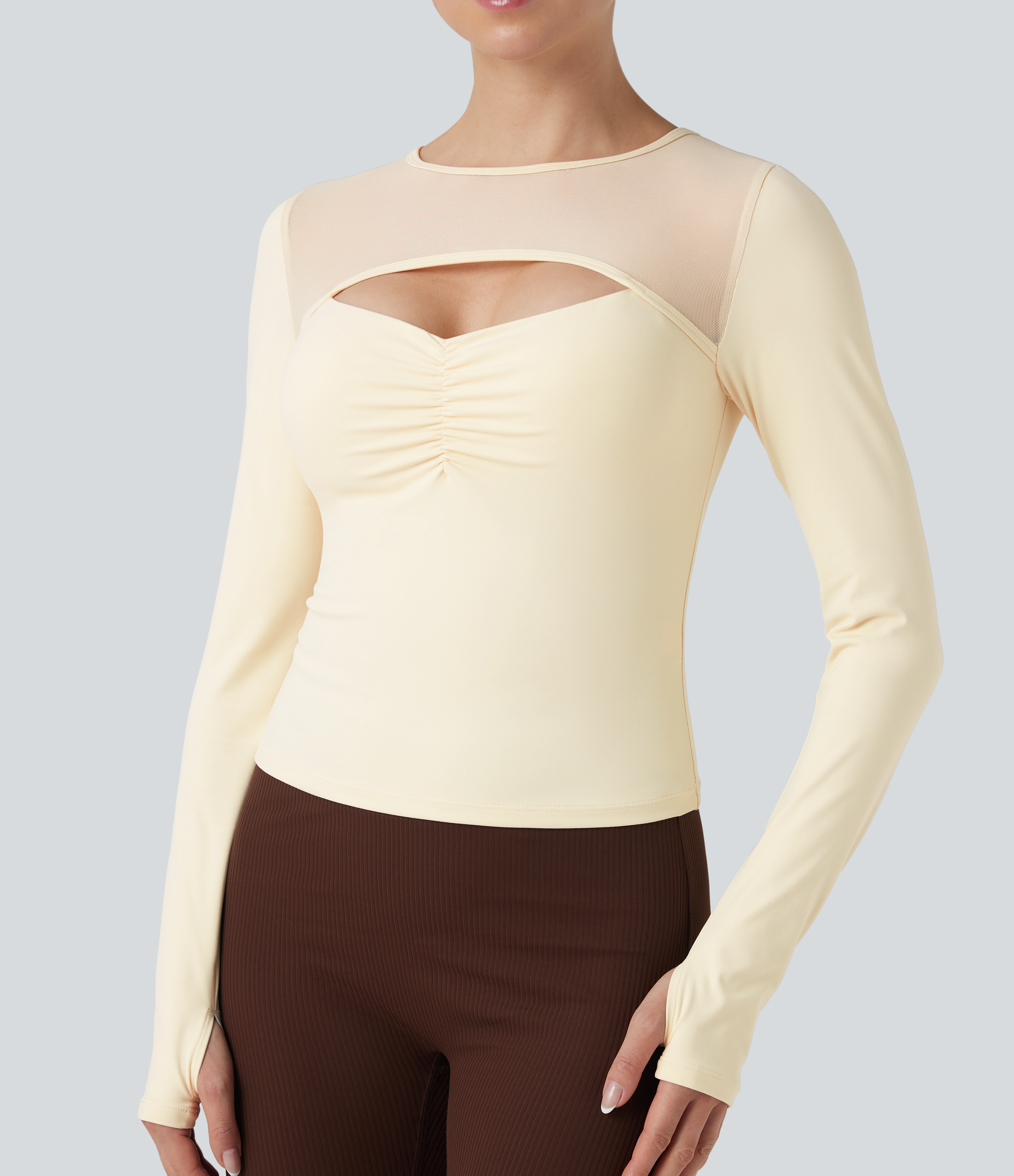 Haut de sport de yoga SoftlyZero™ Plush effet push-up mesh contrastant découpes manches longues avec passants pouces