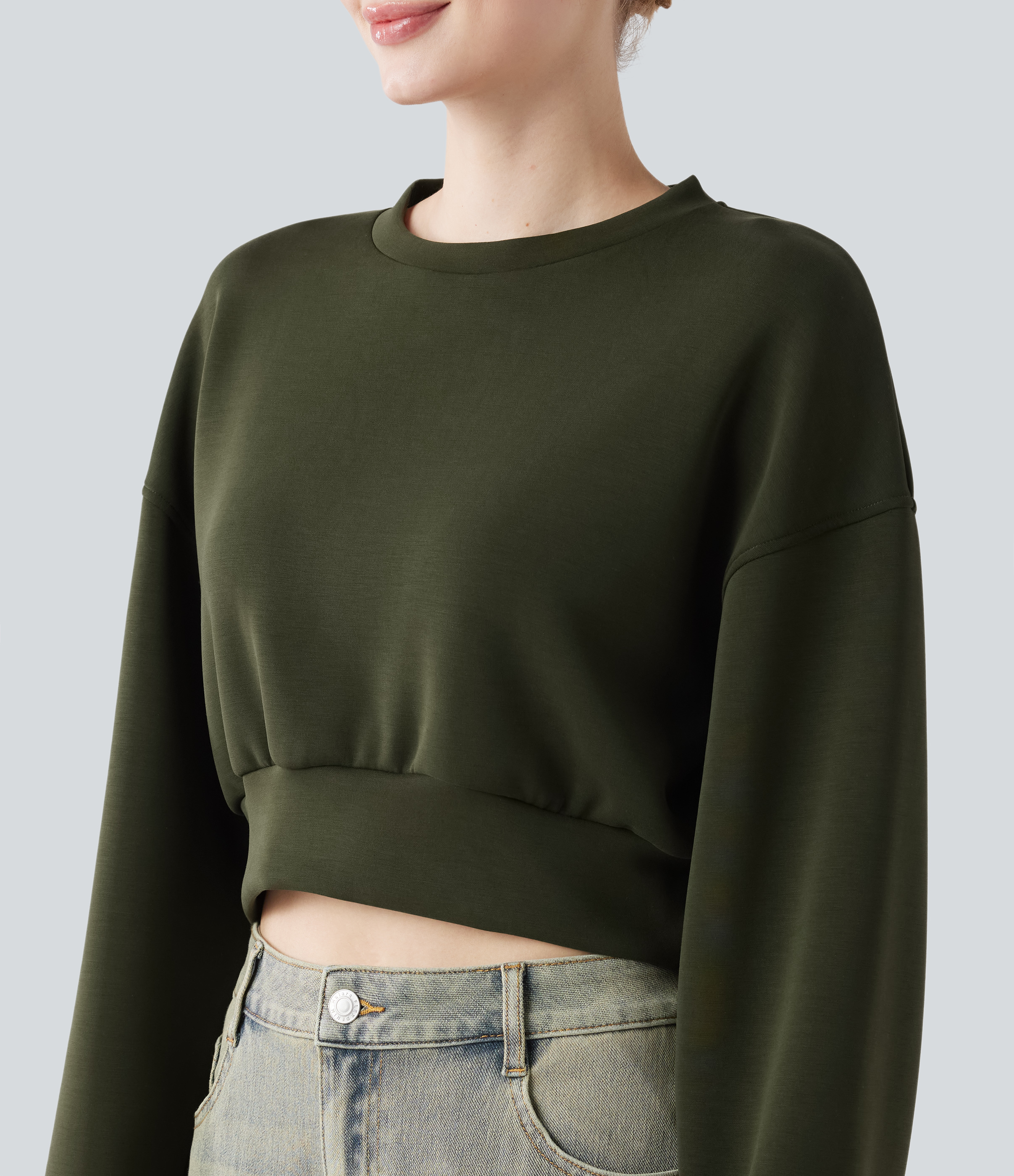 Lässiges, kurzes Sport-Sweatshirt mit Rundhalsausschnitt, langen Ärmeln und Daumenlöchern