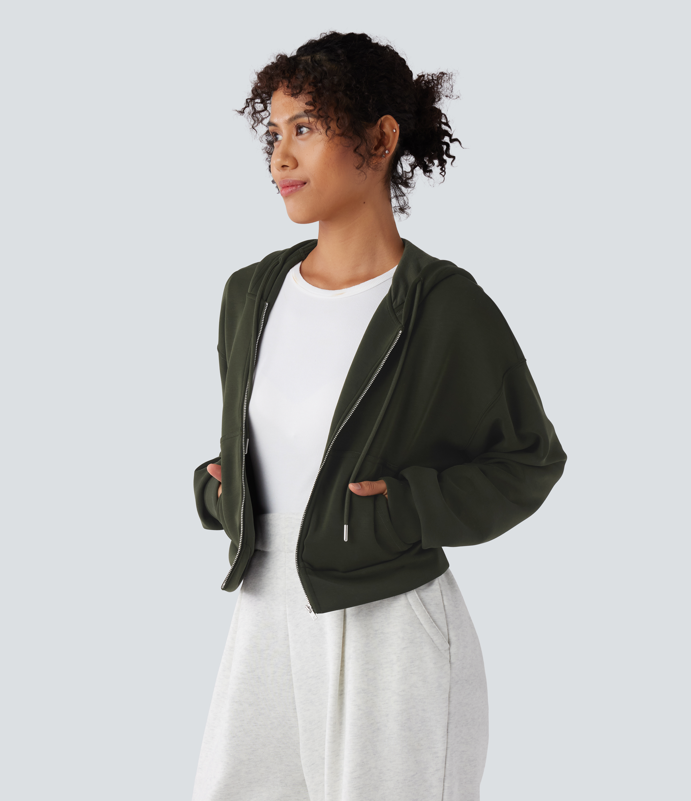 Sudadera deportiva casual con capucha, cordón, cierre de cremallera, manga larga y bolsillos.