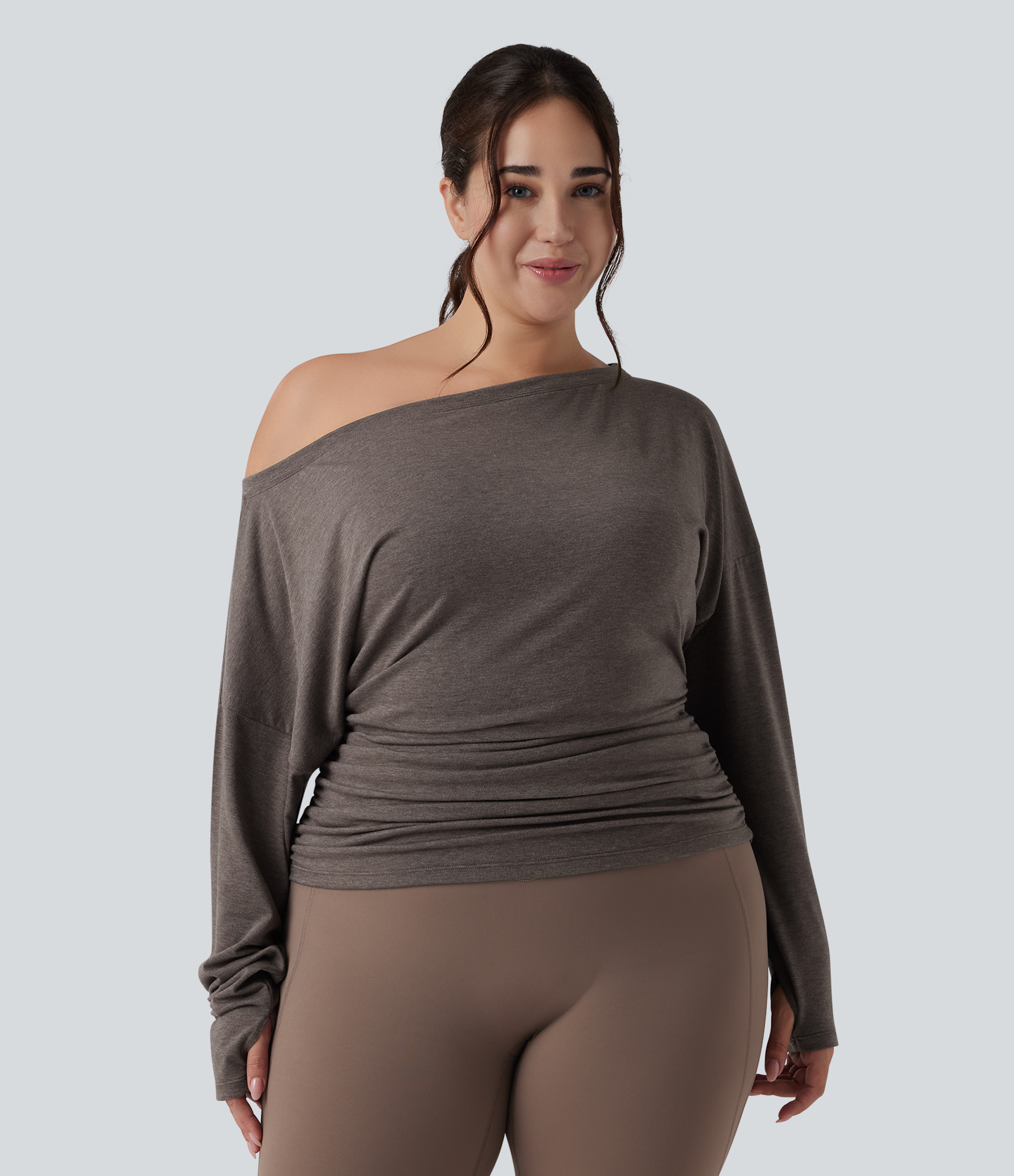 Haut de yoga grande taille asymétrique à manche longue, trou pour le pouce et fronces