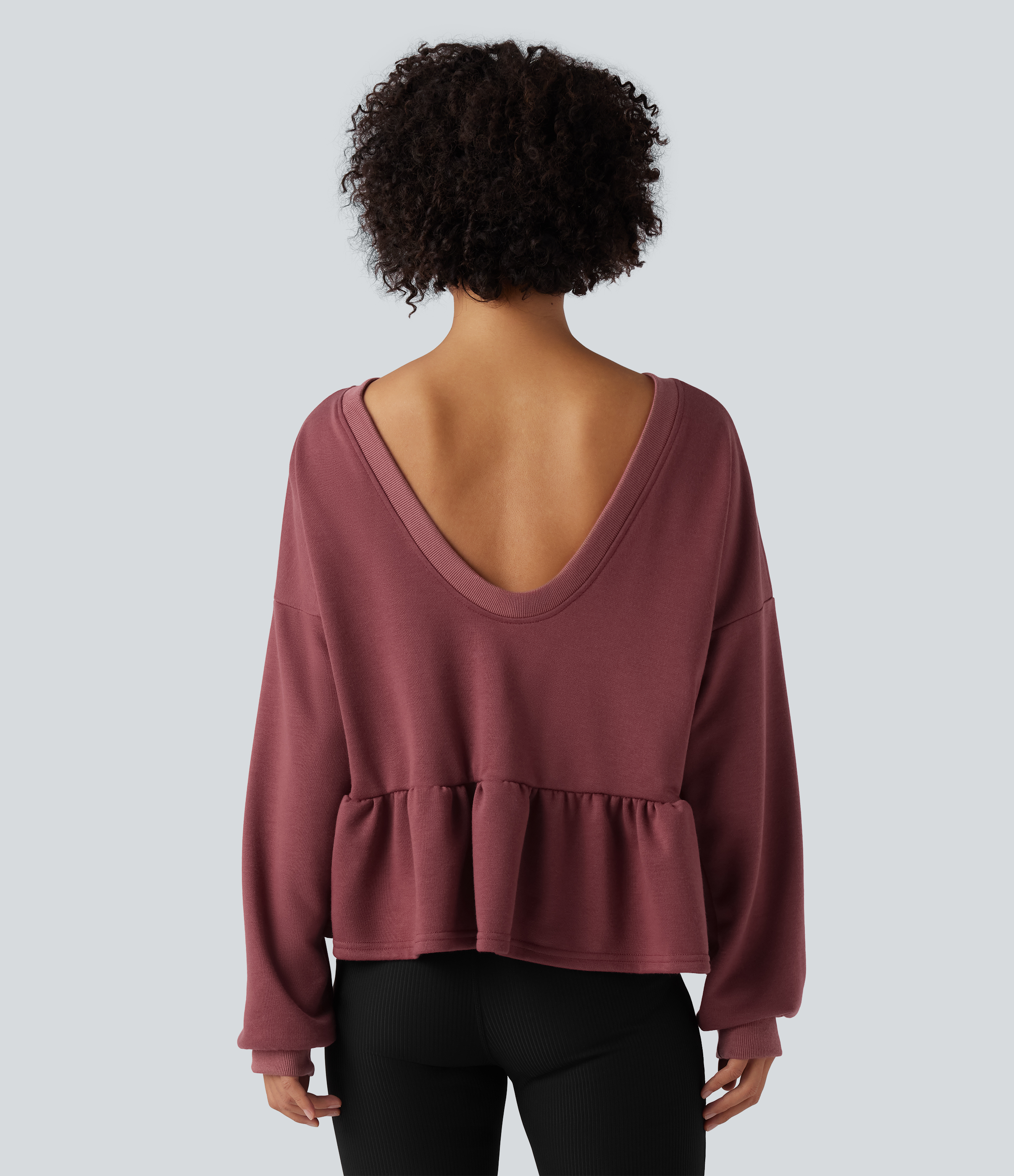 Sudadera casual con espalda en V, mangas largas y bajo con volante.