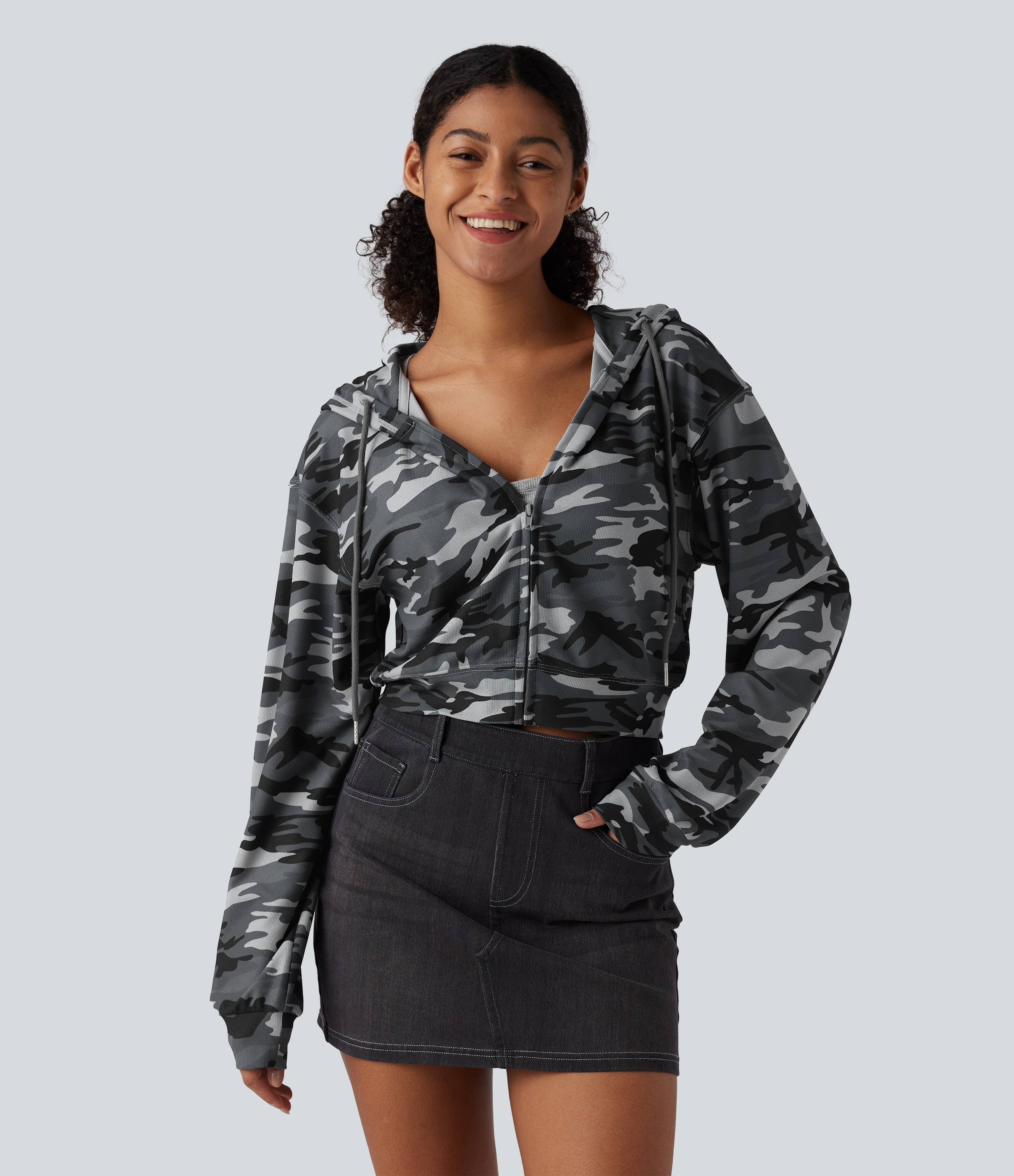 Sudadera corta casual con capucha, mangas largas, estampado camuflaje y tejido waffle.
