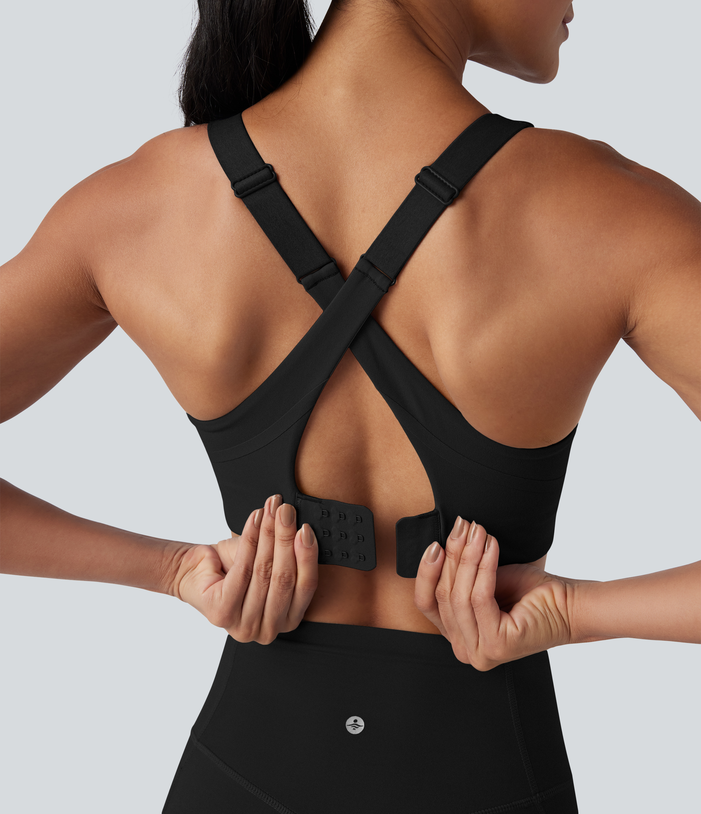 Noir Halara UltraSculpt™ brassière de sport d'entraînement à maintien moyen, bonnets moulés, bretelles croisées et boucle réglable / 1