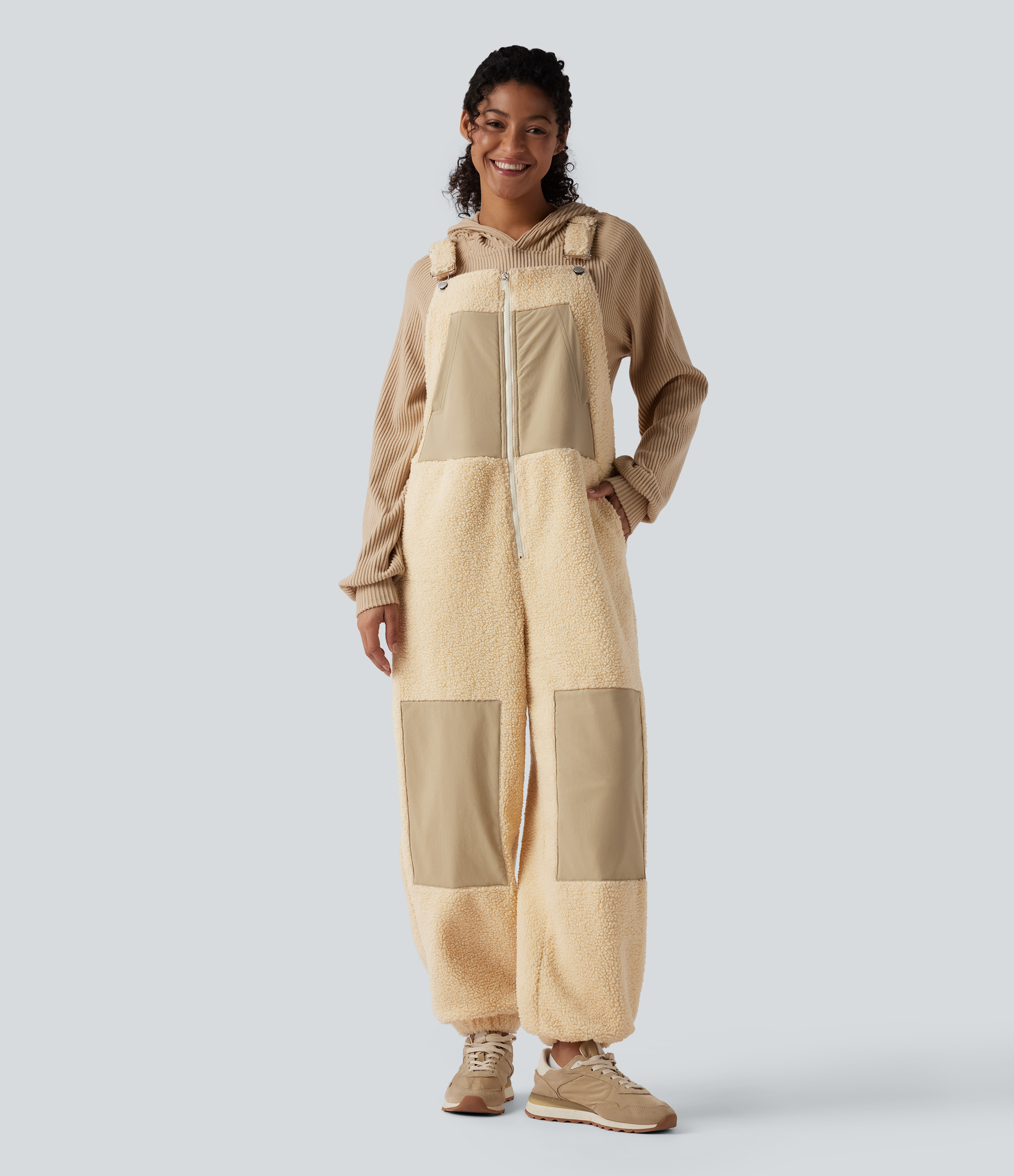 Lässige Sherpa-Latzhose mit verstellbaren Trägern und Taschen