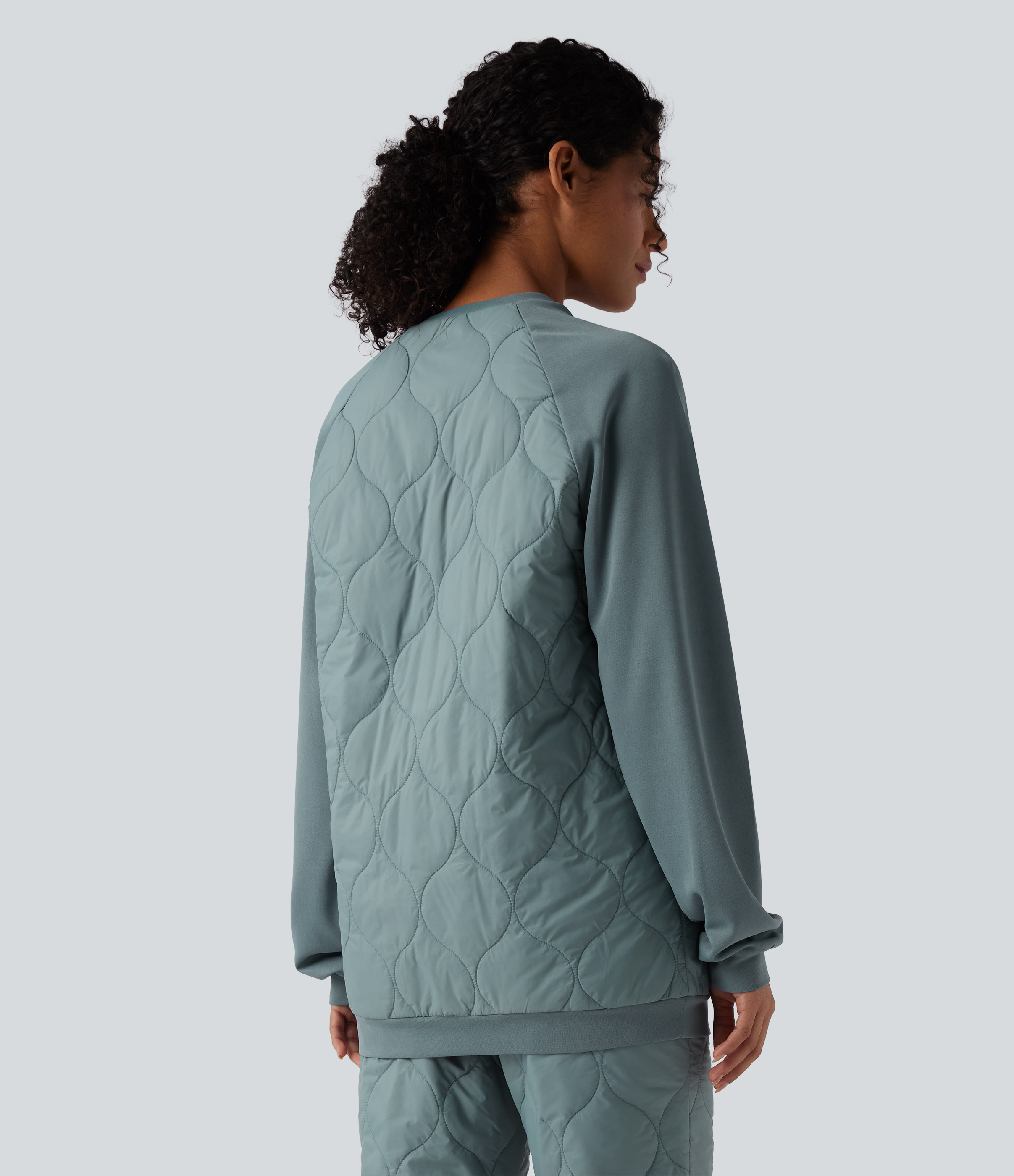 Sudadera deportiva acolchada para camping con cuello redondo y manga larga.