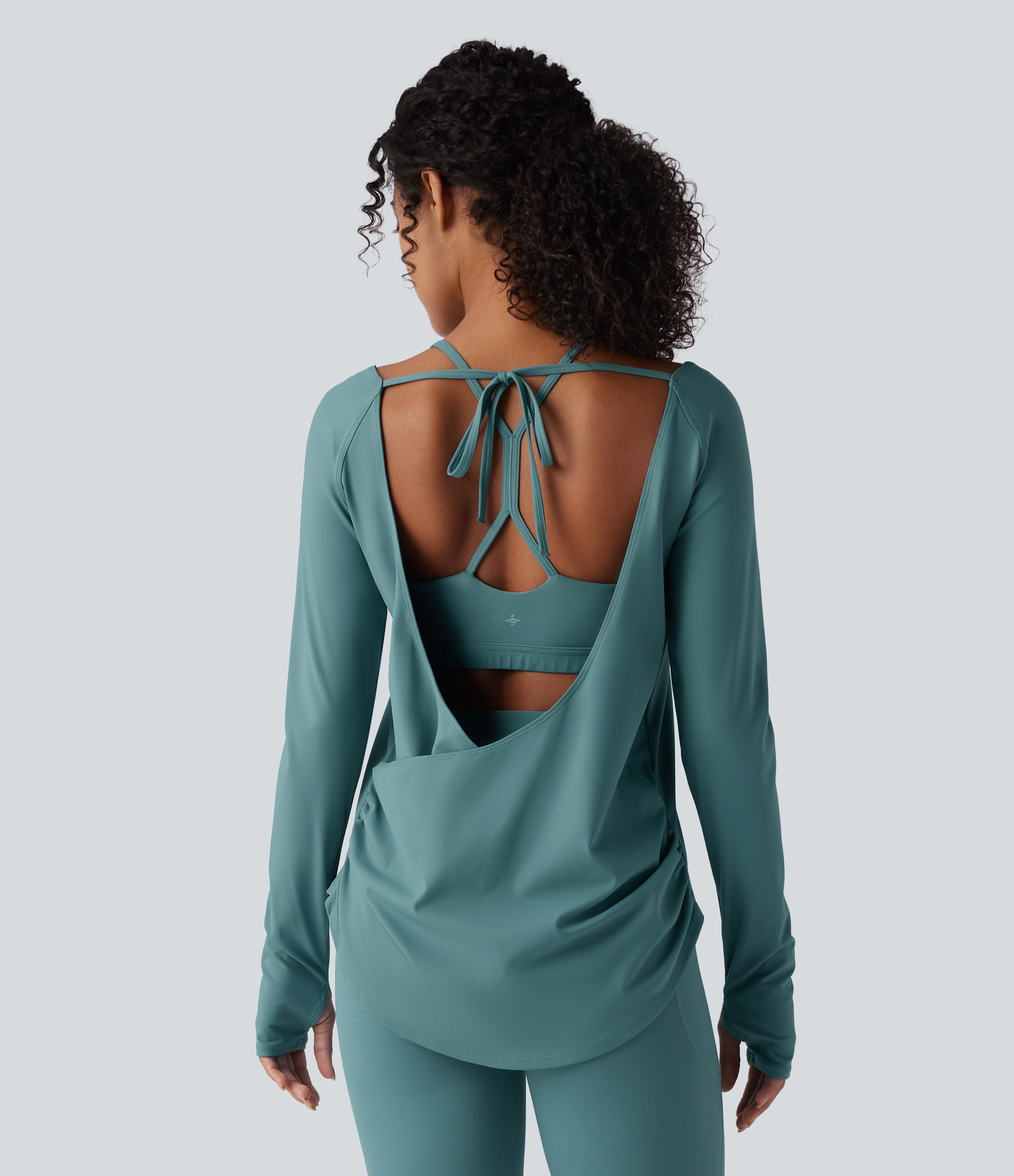 Rock Cyan Blue SoftlyZero™ top deportivo 2-en-1 para yoga, ligero y transpirable, sin espalda, cruzado, de manga larga con orificios para el pulgar, fruncido y dobladillo curvo / 2