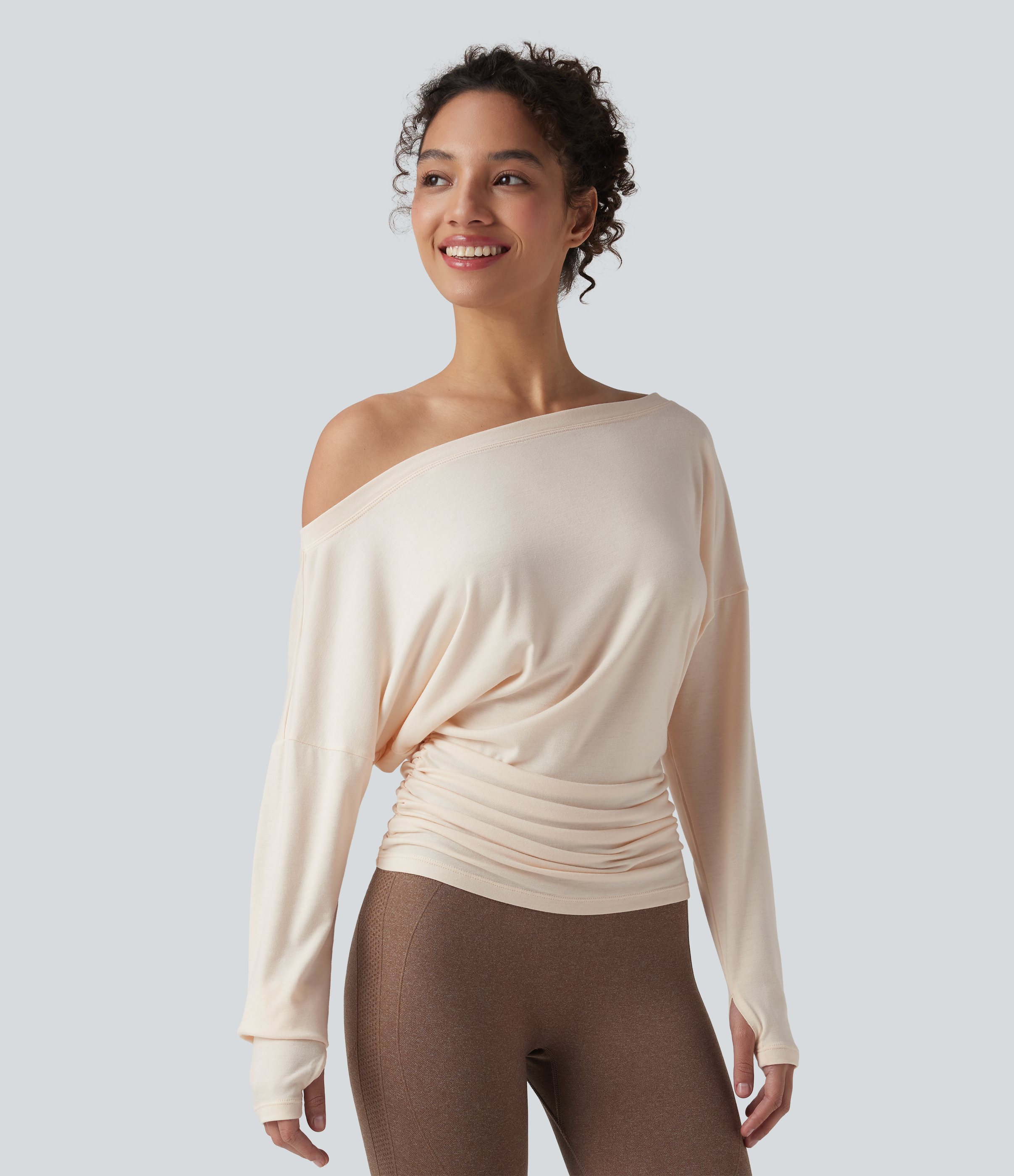 Haut de sport yoga asymétrique manches longues à trous pouces froncé