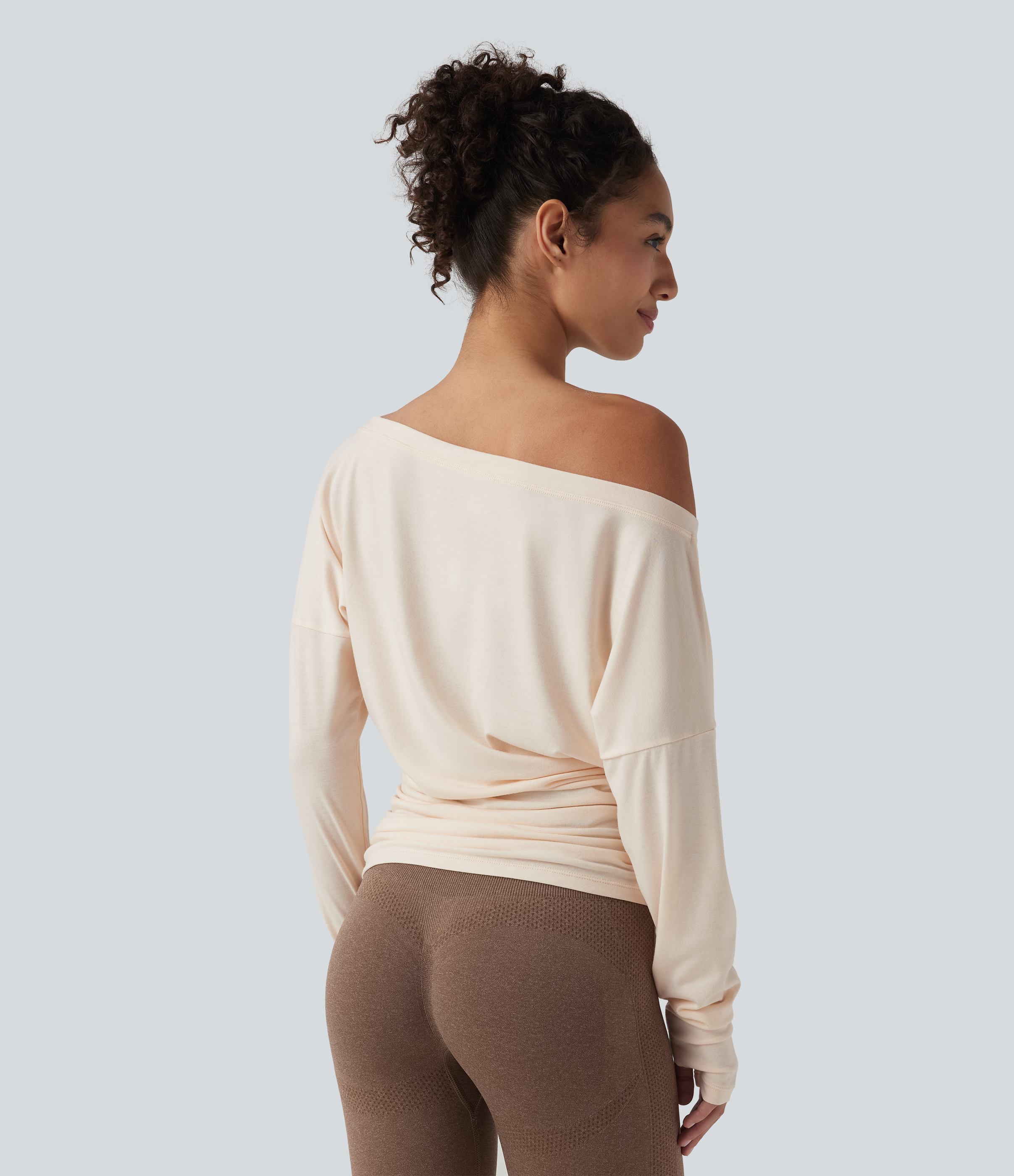 Whisper White Haut de sport yoga asymétrique manches longues à trous pouces froncé / 2