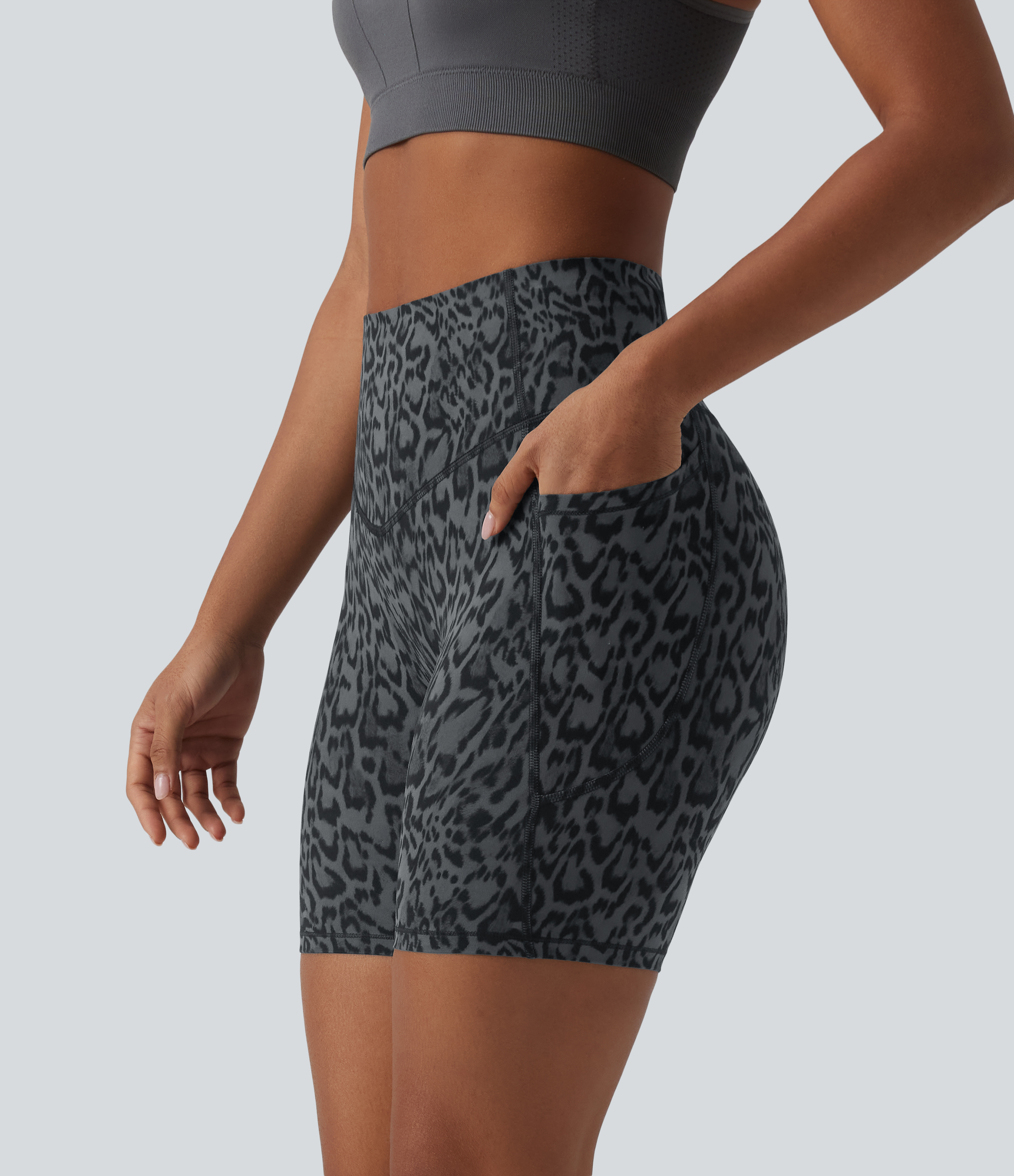 Halara UltraSculpt™ shorts biker 7'' de talle alto con estampado de leopardo, control abdominal y bolsillos