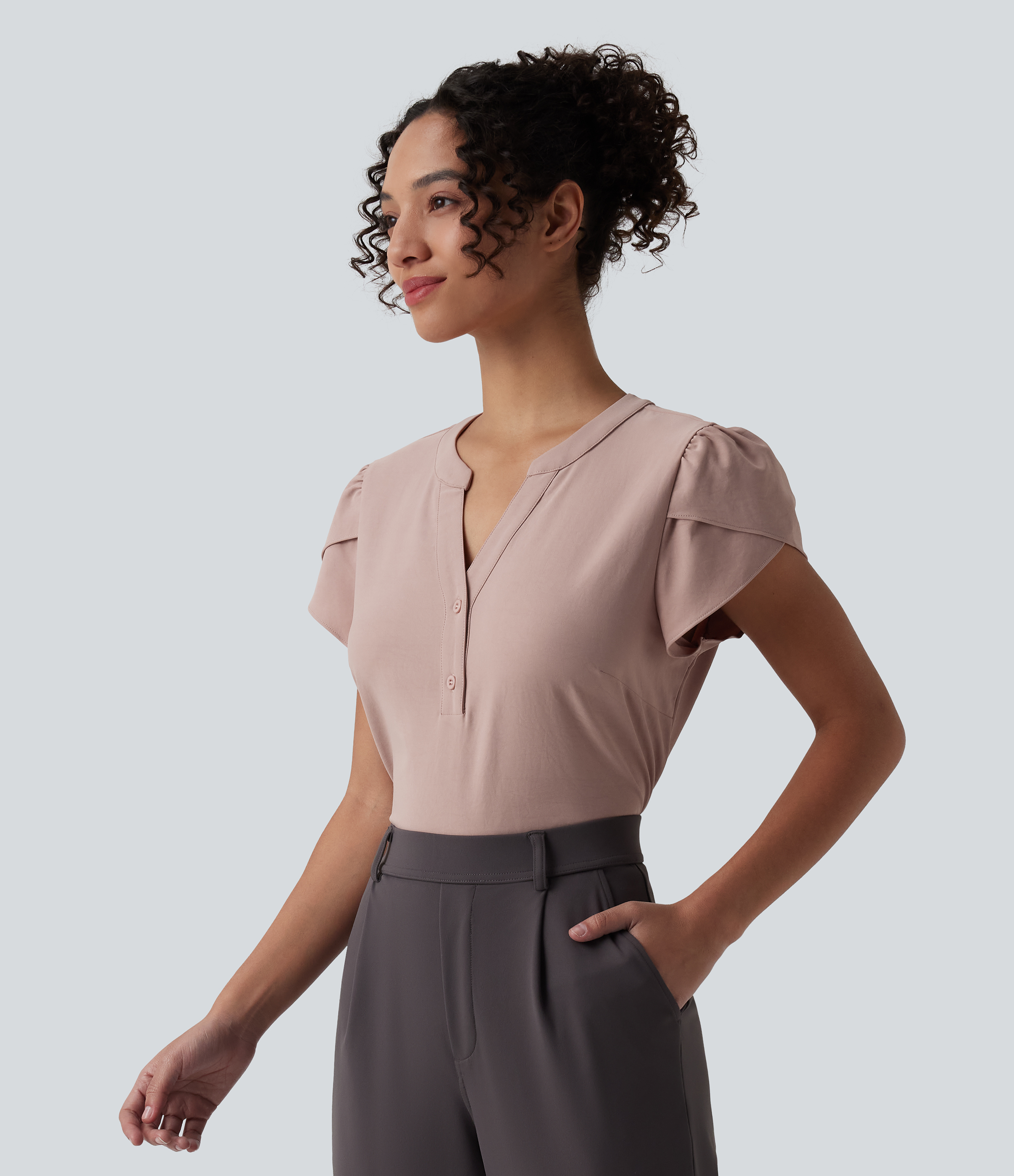 Blouse de travail col V manches pétales courtes