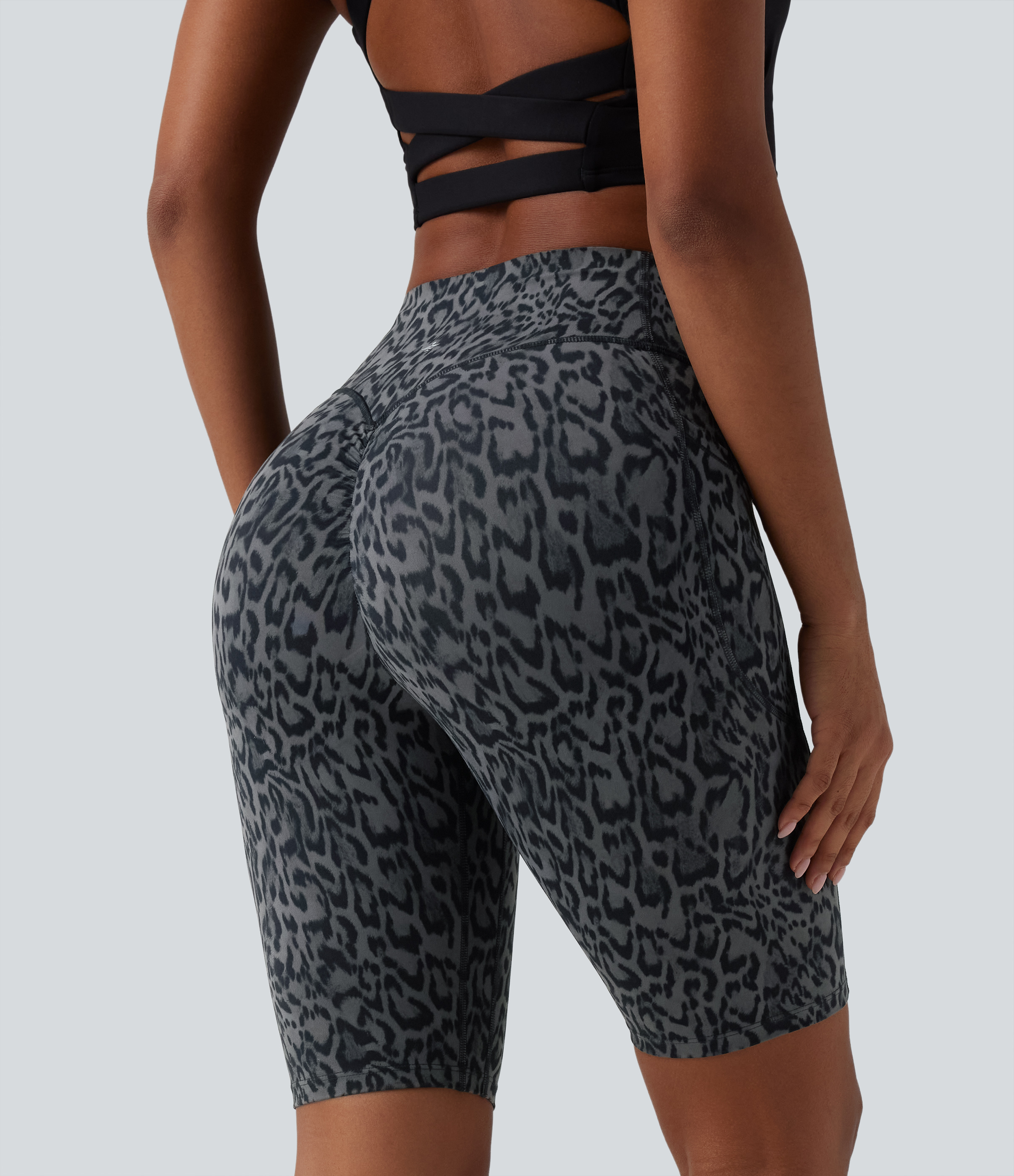 Halara UltraSculpt™ shorts biker de entrenamiento de talle alto con estampado de leopardo, fruncido que realza los glúteos, control de abdomen, 9'' con bolsillos