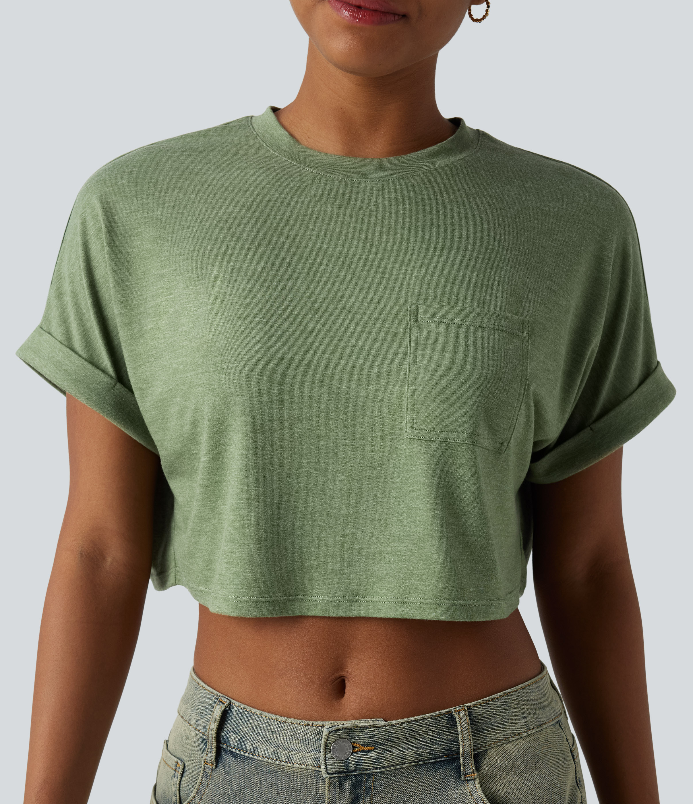 Verkürztes, lässiges T-Shirt mit Rundhalsausschnitt, kurzen Ärmeln, meliertem Stoff und Tasche