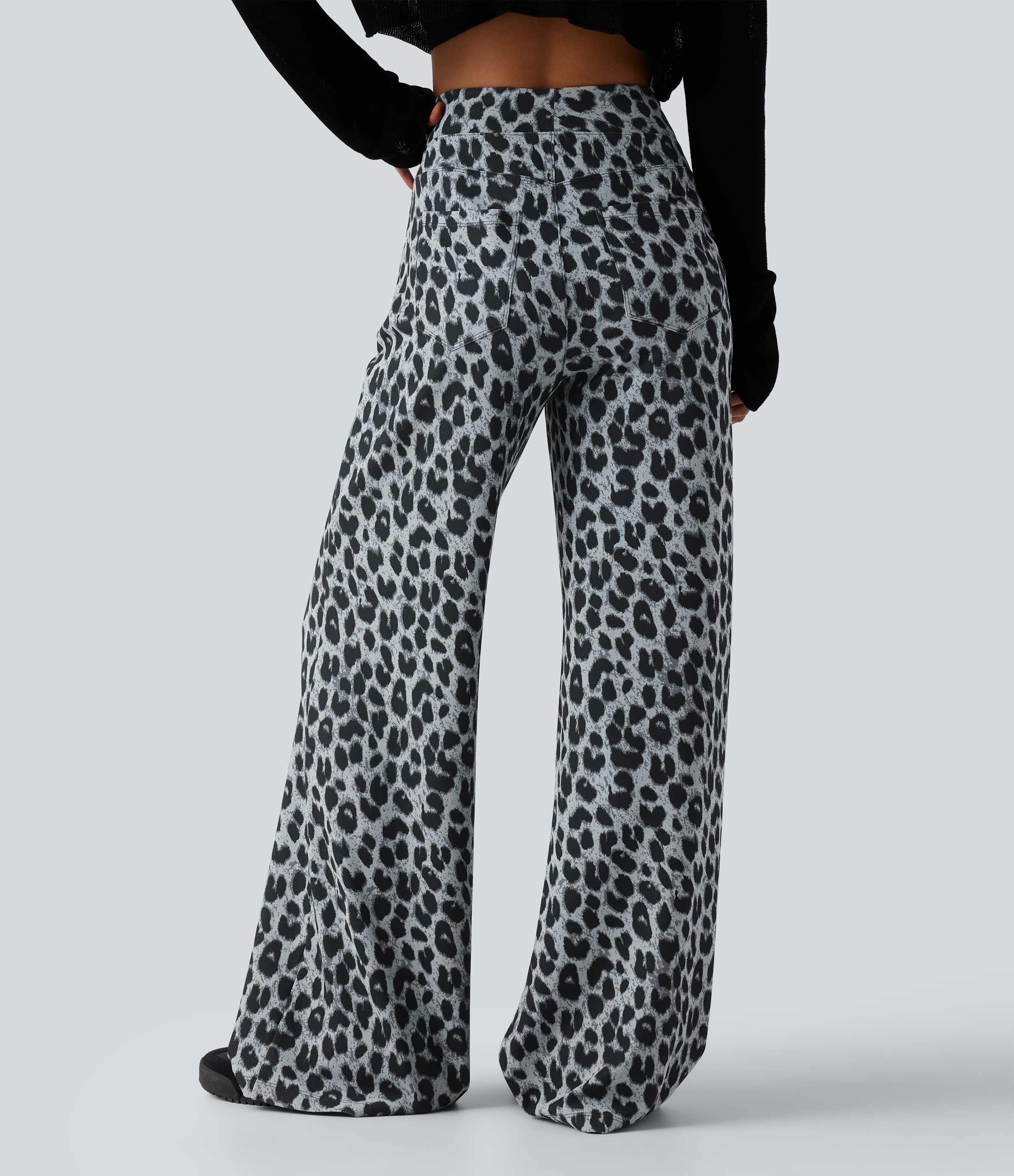 Frosted Panther Lässige, hochgeschnittene Baggy-Hose aus Waffelstoff mit Leopardenmuster und Taschen. / 2