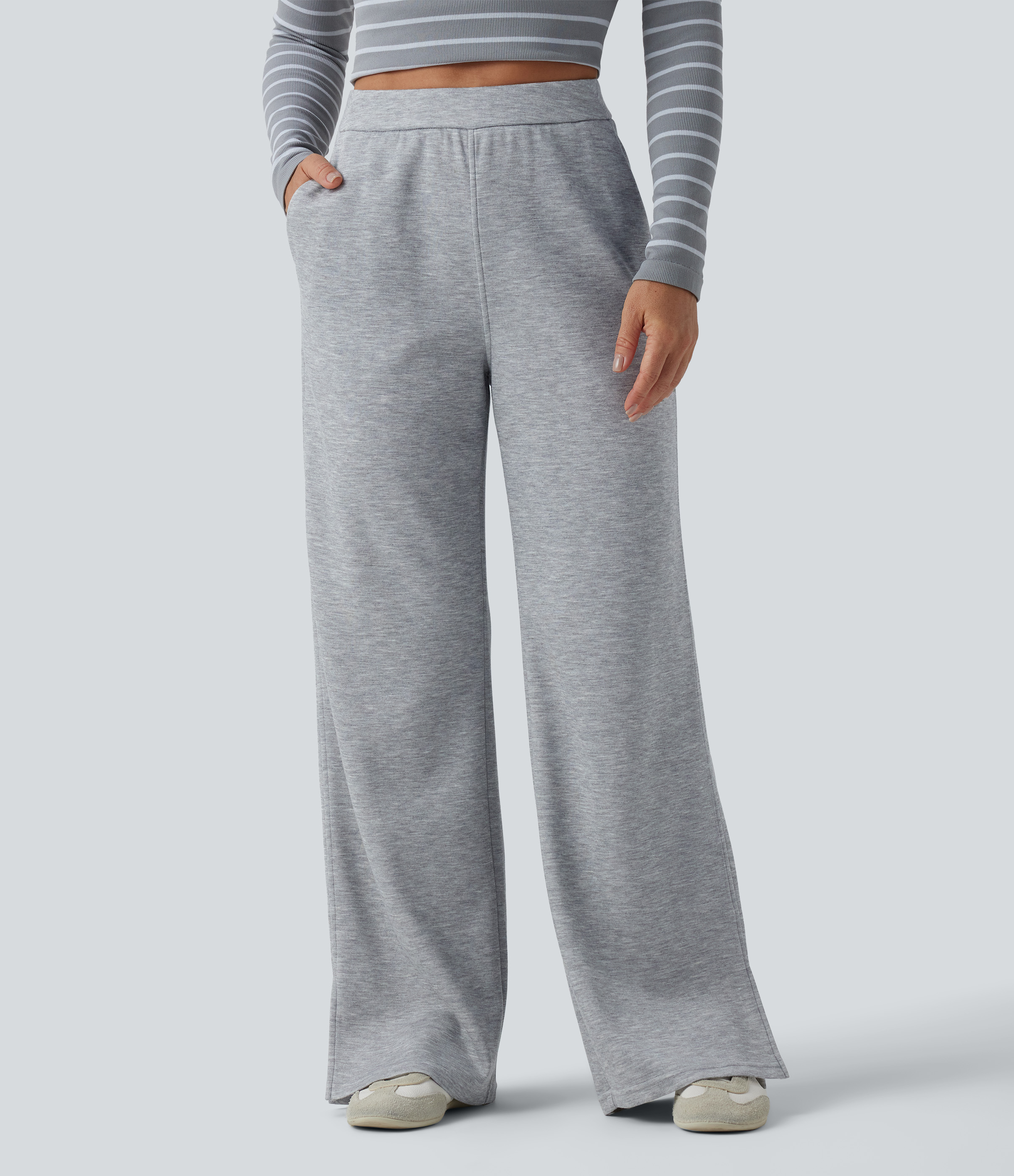 Lässige Jogginghose mit hohem Bund, geradem Bein und Taschen.